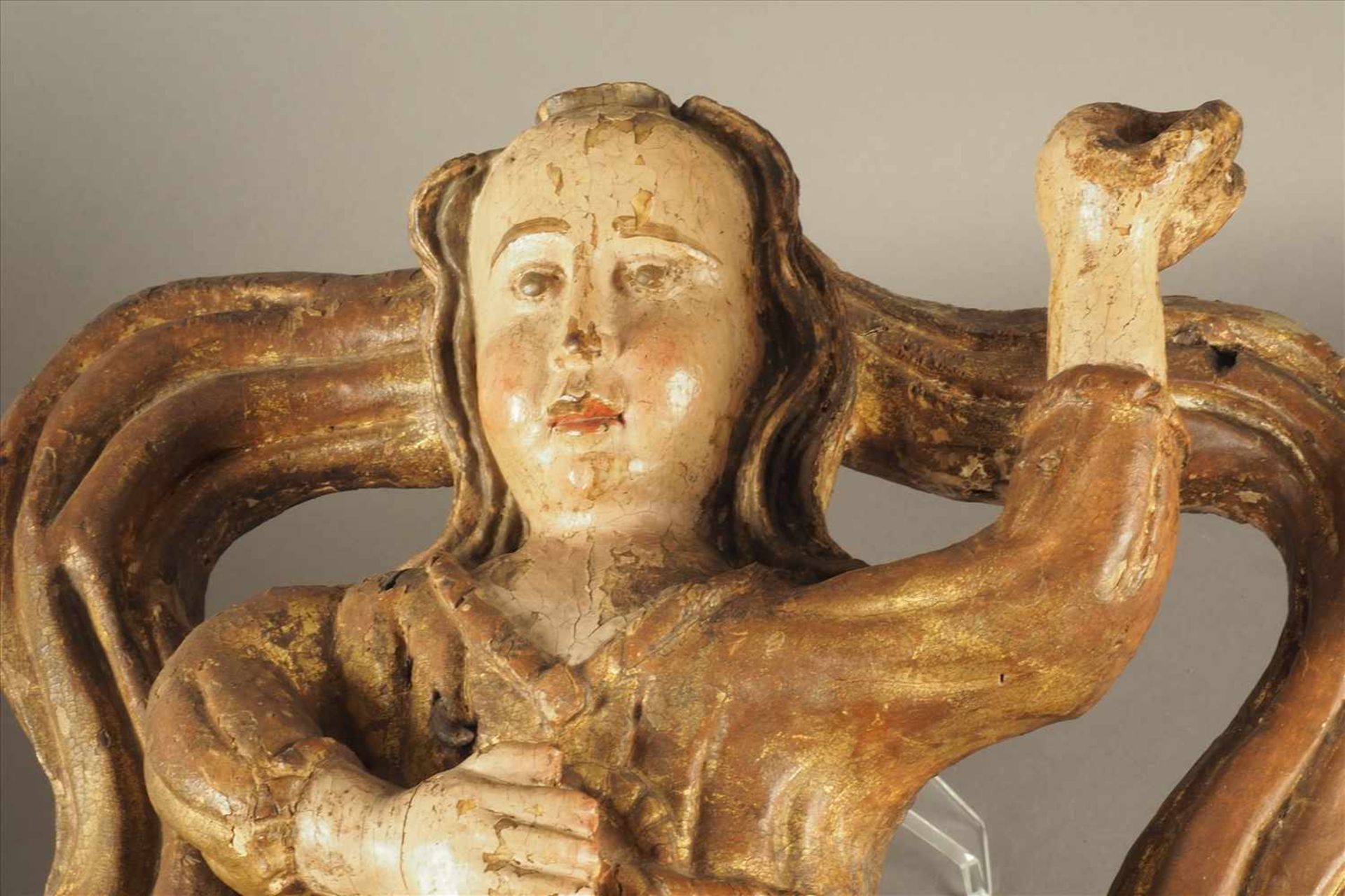 Paar Renaissance-Engel Verziert mit Girlanden, Holz geschnitzt, gefasst, Altersschäden, um 17. - Bild 2 aus 4