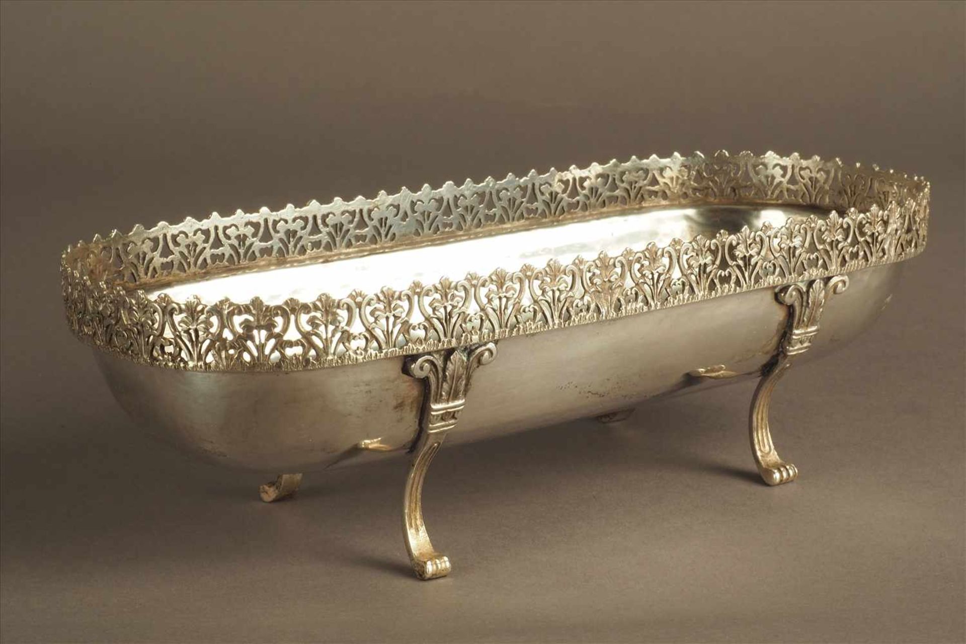 Empire-SilberschälchenMit durchbrochenen Verzierungen, um 1800, Maße: H7,5 x B23 x T10cm. - Bild 3 aus 4