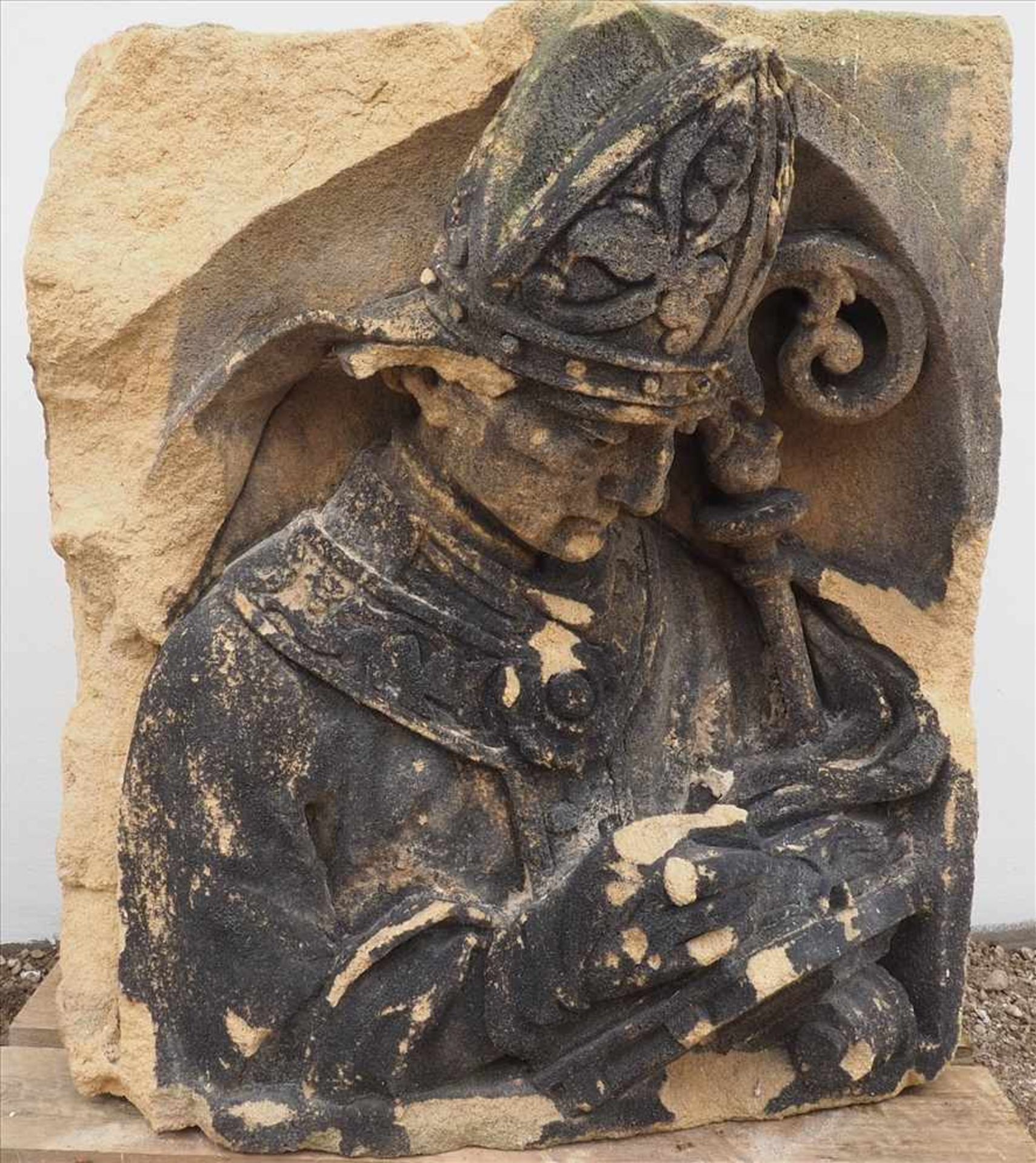Gotisches Sandsteinrelief "Papst"Altersschäden, Maße: H65 x B70 x T35cm.Insgesamt finden Sie vier - Bild 2 aus 7