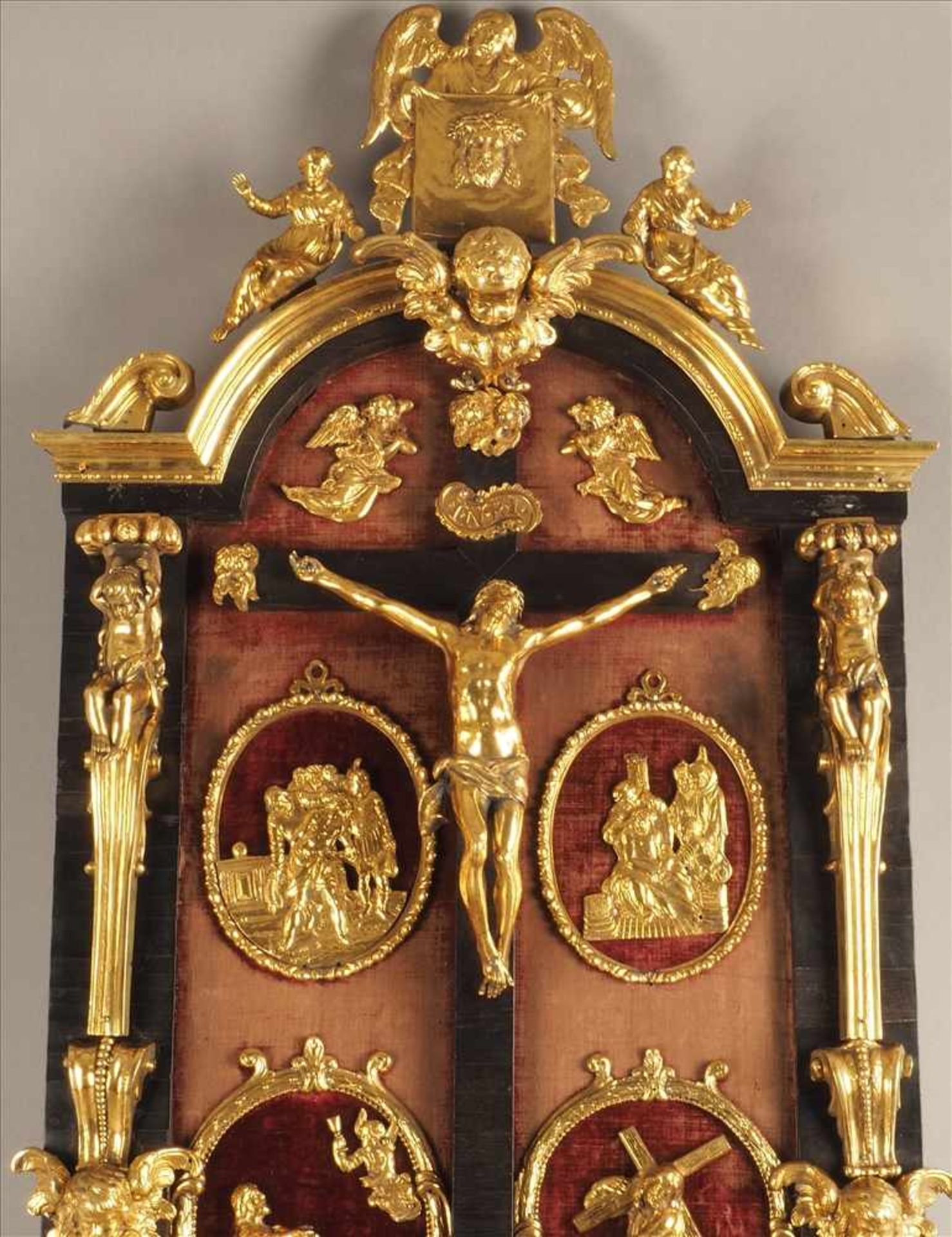 Barocker Hausaltar, Italien 17. Jh.Darstellung der Kreuzigung und Passion Christi, Bronze vergoldet, - Bild 3 aus 5