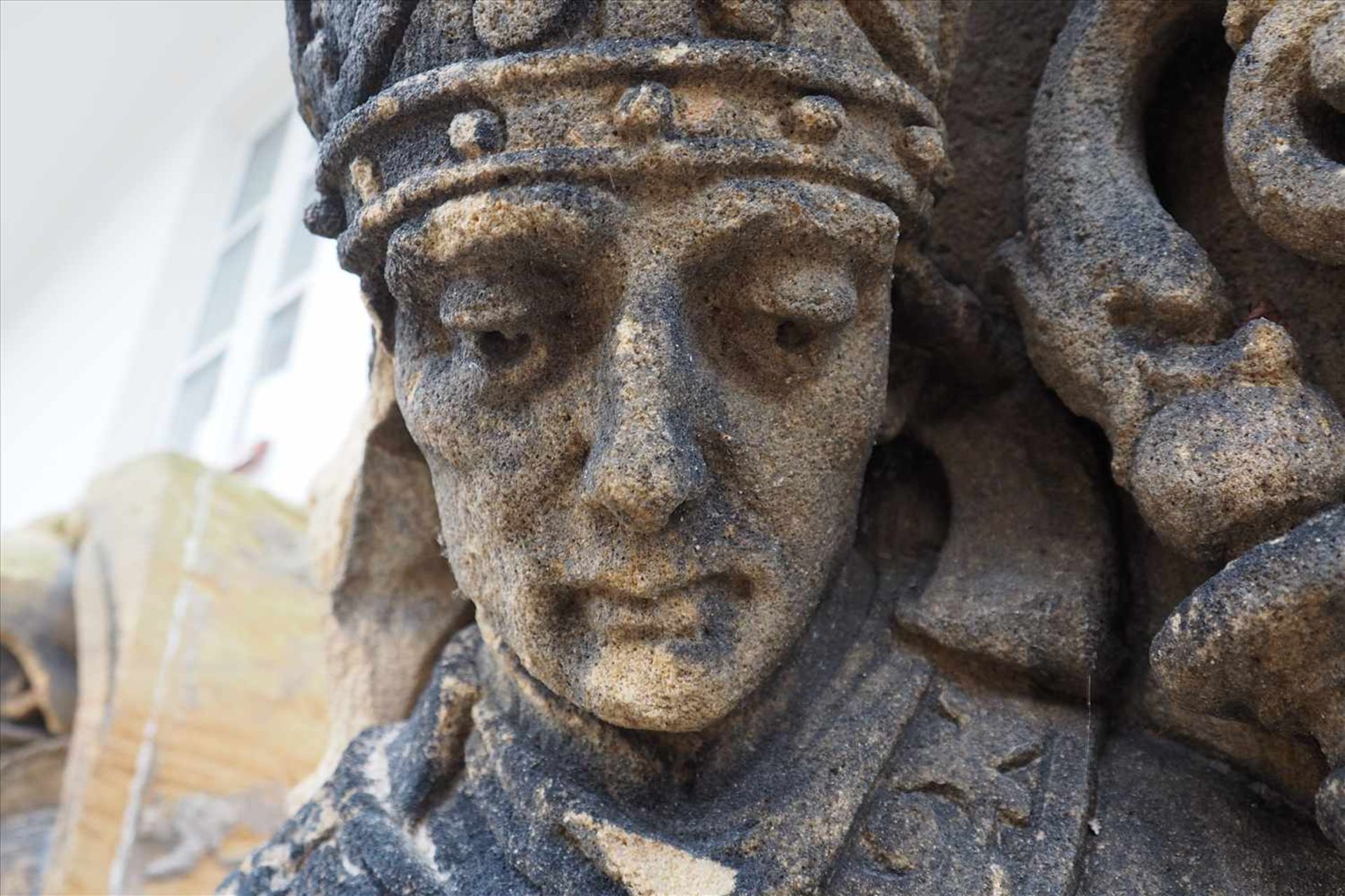 Gotisches Sandsteinrelief "Papst"Altersschäden, Maße: H65 x B70 x T35cm.Insgesamt finden Sie vier - Bild 6 aus 7