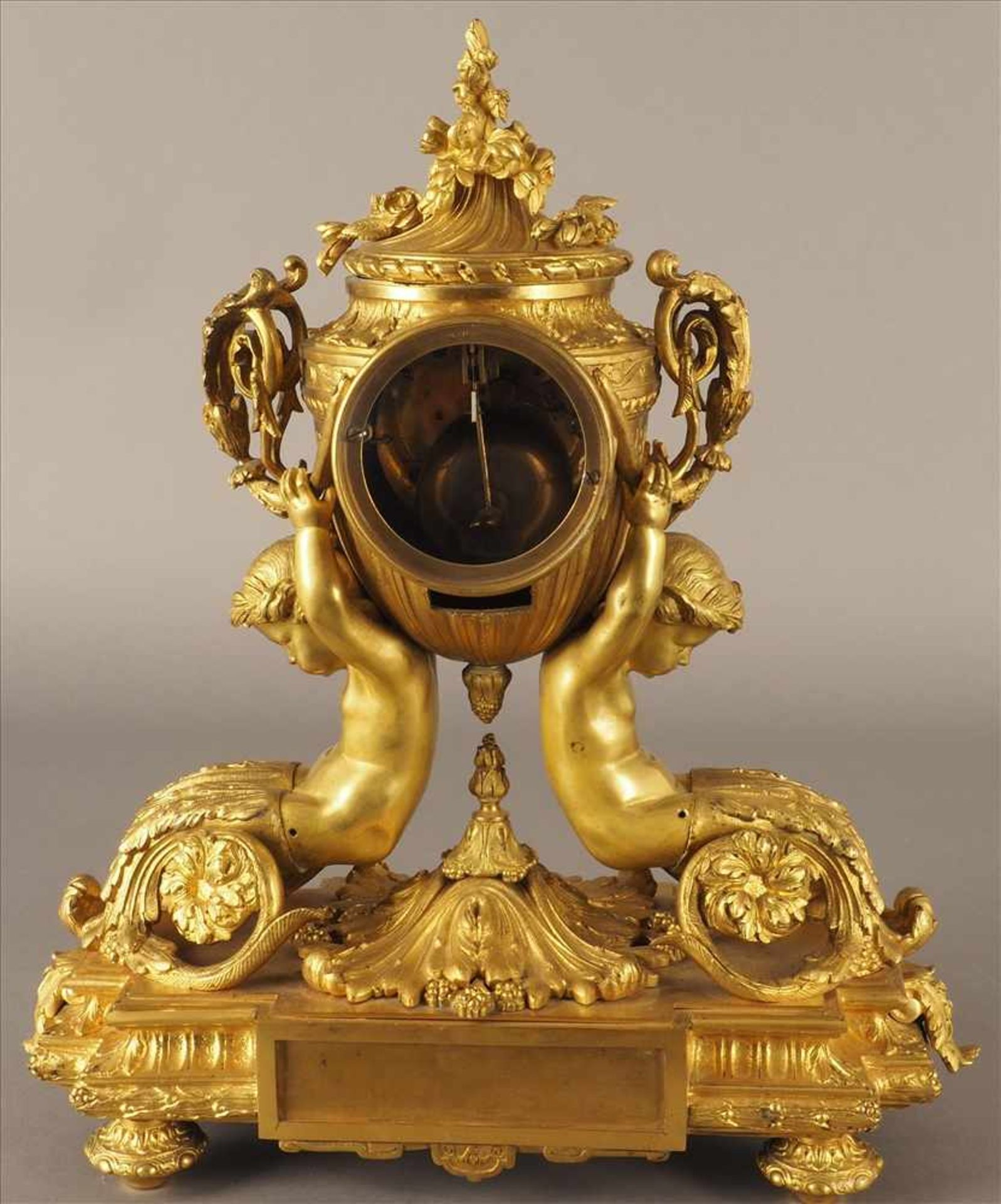 Feuervergoldete PrunkuhrVon Putten getragen, Bronze, feuervergoldet, 19.Jh., Pendel fehlt, Uhrwerk - Bild 4 aus 5