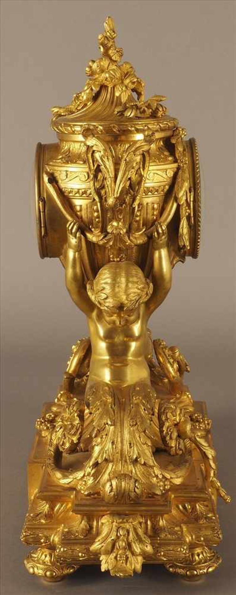 Feuervergoldete PrunkuhrVon Putten getragen, Bronze, feuervergoldet, 19.Jh., Pendel fehlt, Uhrwerk - Bild 3 aus 5