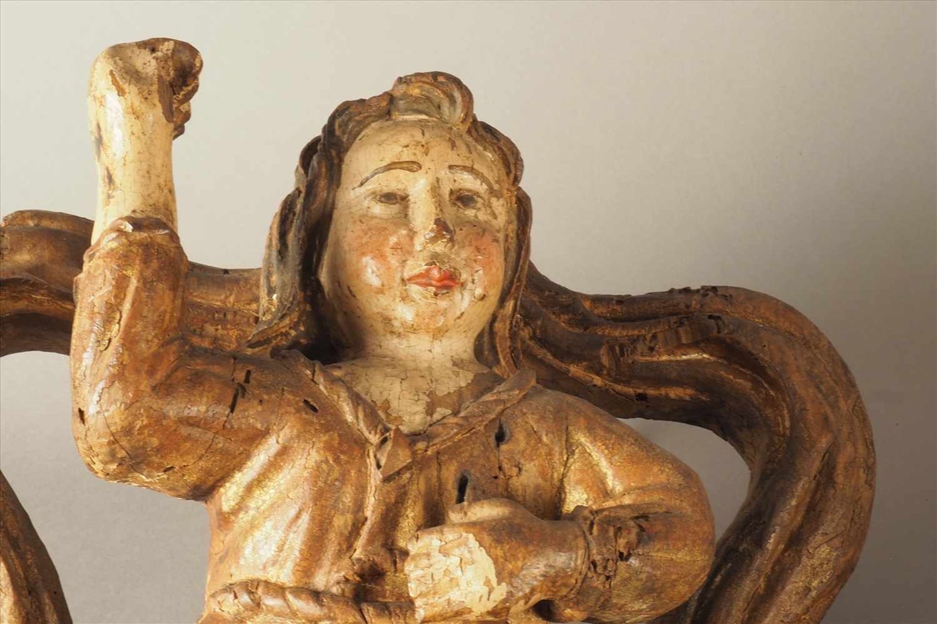 Paar Renaissance-Engel Verziert mit Girlanden, Holz geschnitzt, gefasst, Altersschäden, um 17. - Bild 3 aus 4
