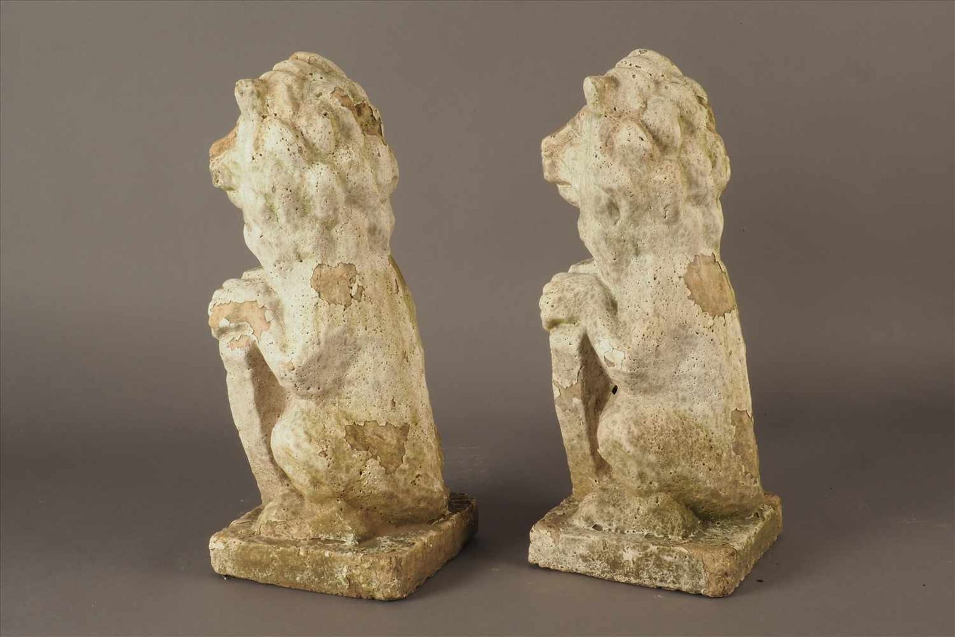 Paar Wappenhalter-Löwen Terracota, weiß gefasst, verwittert Maße: H46cm. - Image 2 of 3