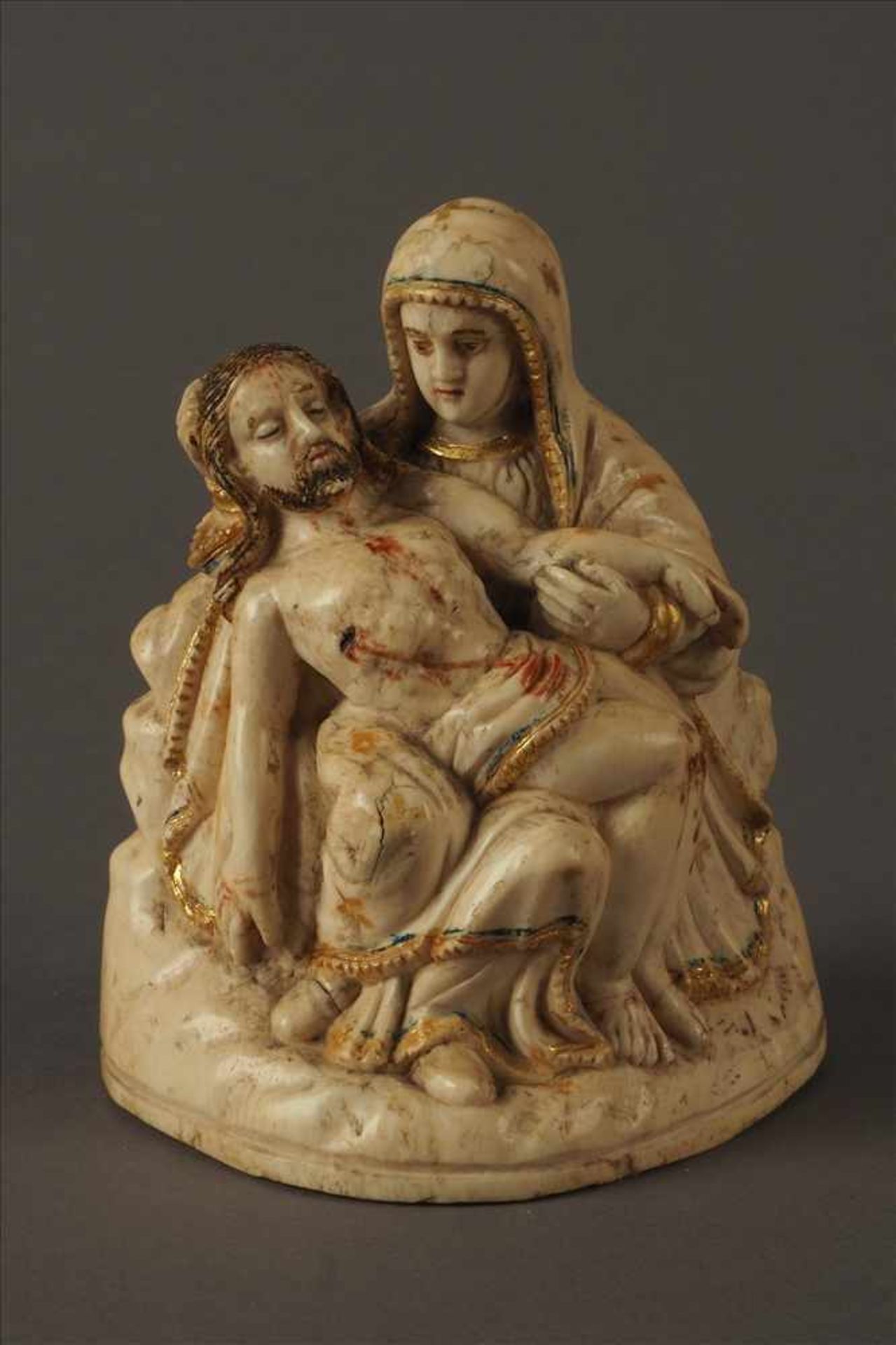 Elfenbein Pieta, süddeutsch 17. Jh.Teilweise gefasst, Maße: H10cm.