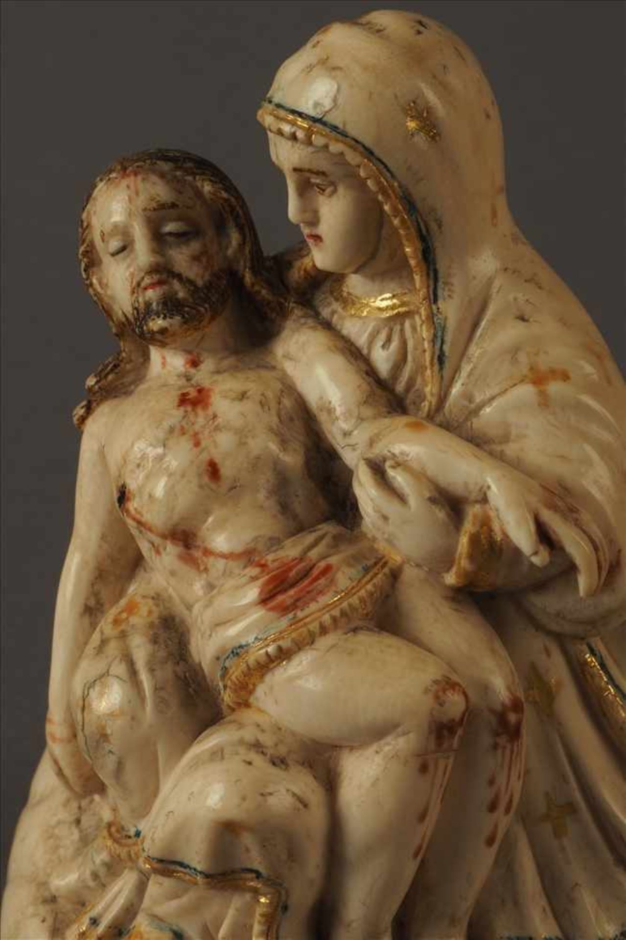 Elfenbein Pieta, süddeutsch 17. Jh.Teilweise gefasst, Maße: H10cm. - Bild 3 aus 5