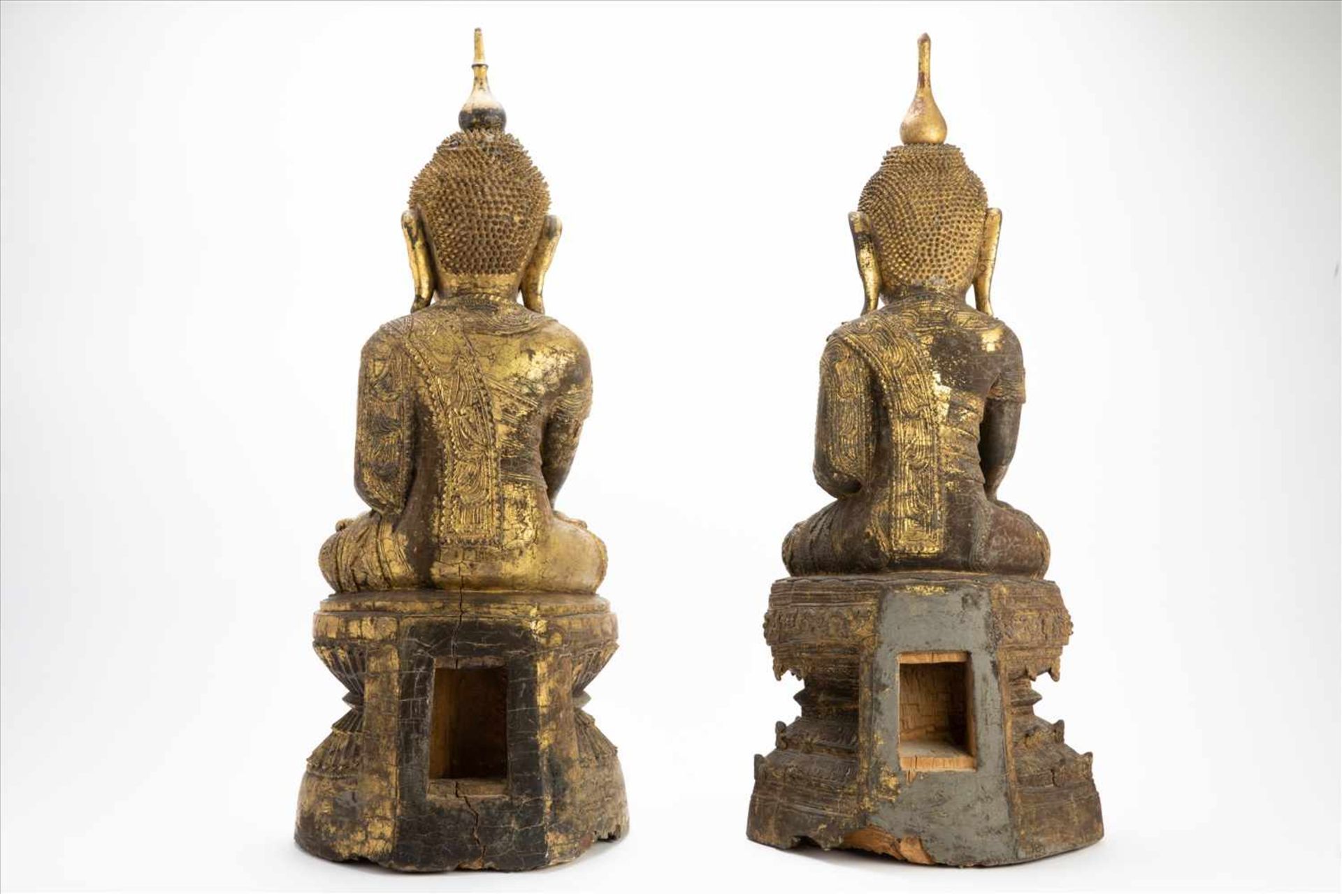 Paar bedeutende Buddhas Holz geschnitzt, goldene Lackfassung, wohl 17./18. Jh. Maße: H77 und - Bild 3 aus 10