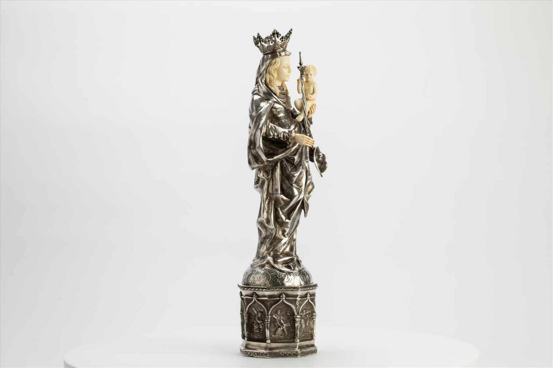 Grosse Silber-Madonnenfigur mit KindHanau um 1900, gem., Silber, Wilhelm Weinranck.Maße: - Bild 2 aus 10