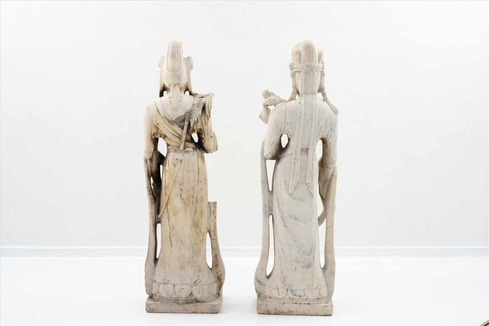 Paar stehende Guanyin "Göttinnen"China, wohl 18. Jh., weißer Marmor, besch.Maße: H ca. 1,30m.Pair of - Bild 10 aus 10