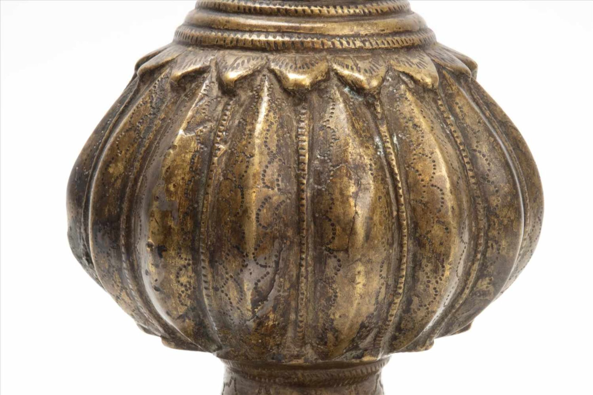 Renaissance Bronzevase16.Jh., verziert, ziseliert.Maße:H21, D11cmRenaissance bronze vase16th c., - Bild 3 aus 8