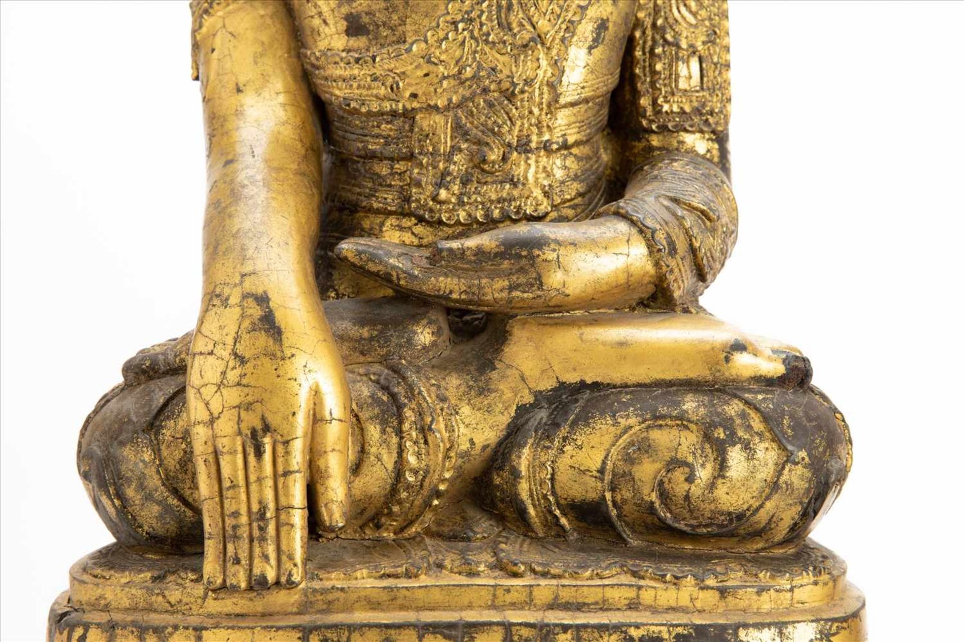 Paar bedeutende Buddhas Holz geschnitzt, goldene Lackfassung, wohl 17./18. Jh. Maße: H77 und - Bild 7 aus 10