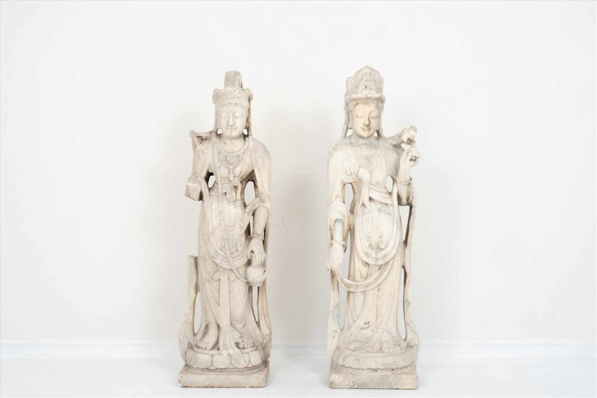 Paar stehende Guanyin "Göttinnen"China, wohl 18. Jh., weißer Marmor, besch.Maße: H ca. 1,30m.Pair of