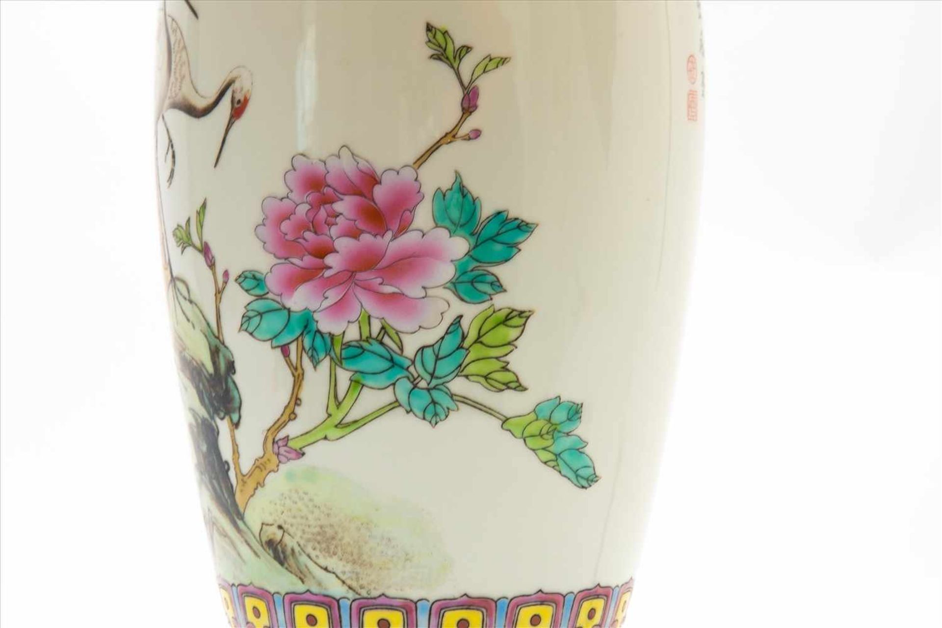 Porzellan-Lampe/VaseChina, wohl 19. Jh., mit Störchen bemalt, rückseitig Schriftzeichen.Maße Vase: - Bild 4 aus 7