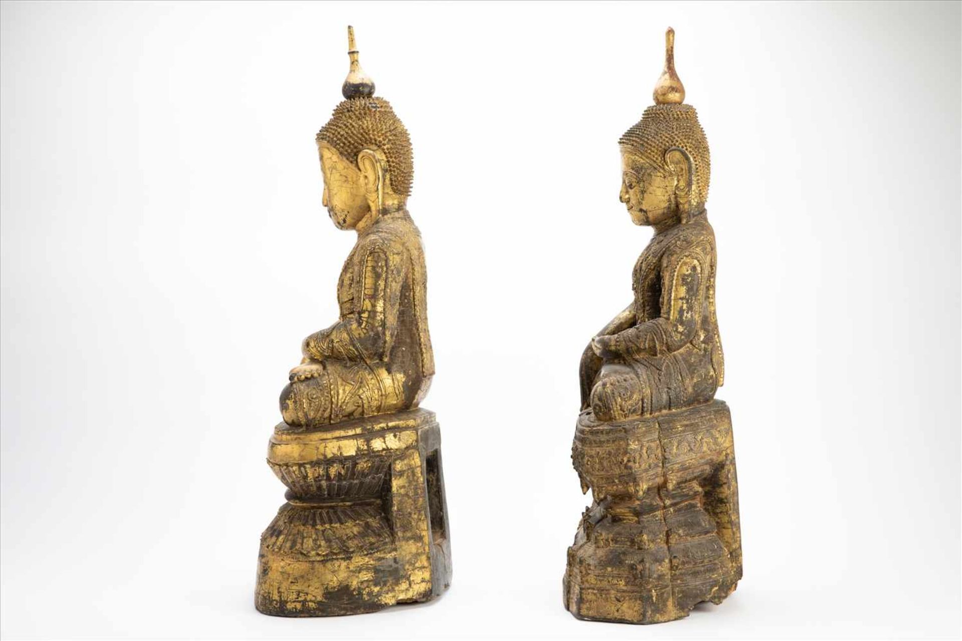 Paar bedeutende Buddhas Holz geschnitzt, goldene Lackfassung, wohl 17./18. Jh. Maße: H77 und - Bild 4 aus 10