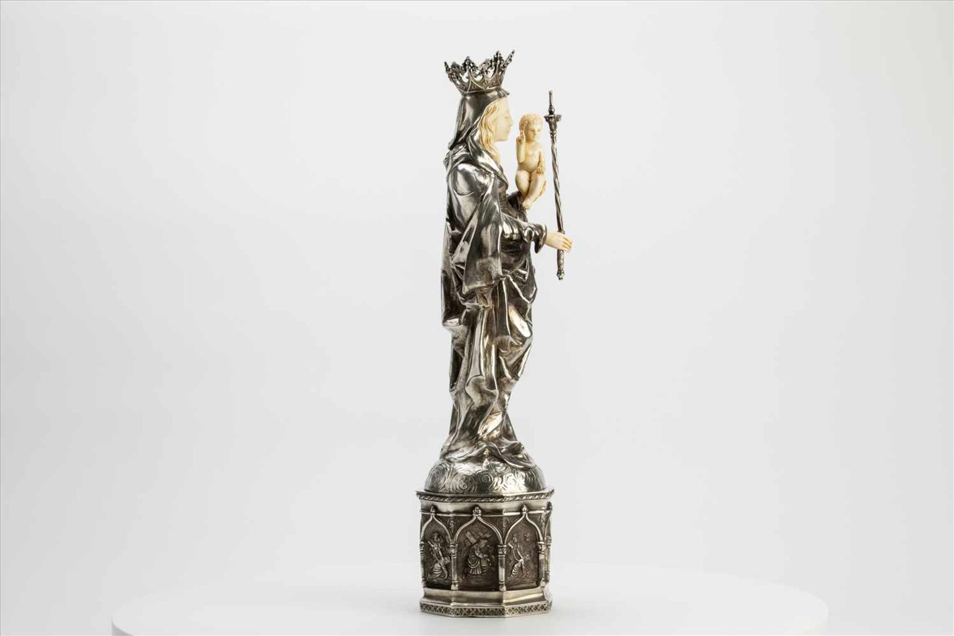 Grosse Silber-Madonnenfigur mit KindHanau um 1900, gem., Silber, Wilhelm Weinranck.Maße: - Bild 3 aus 10