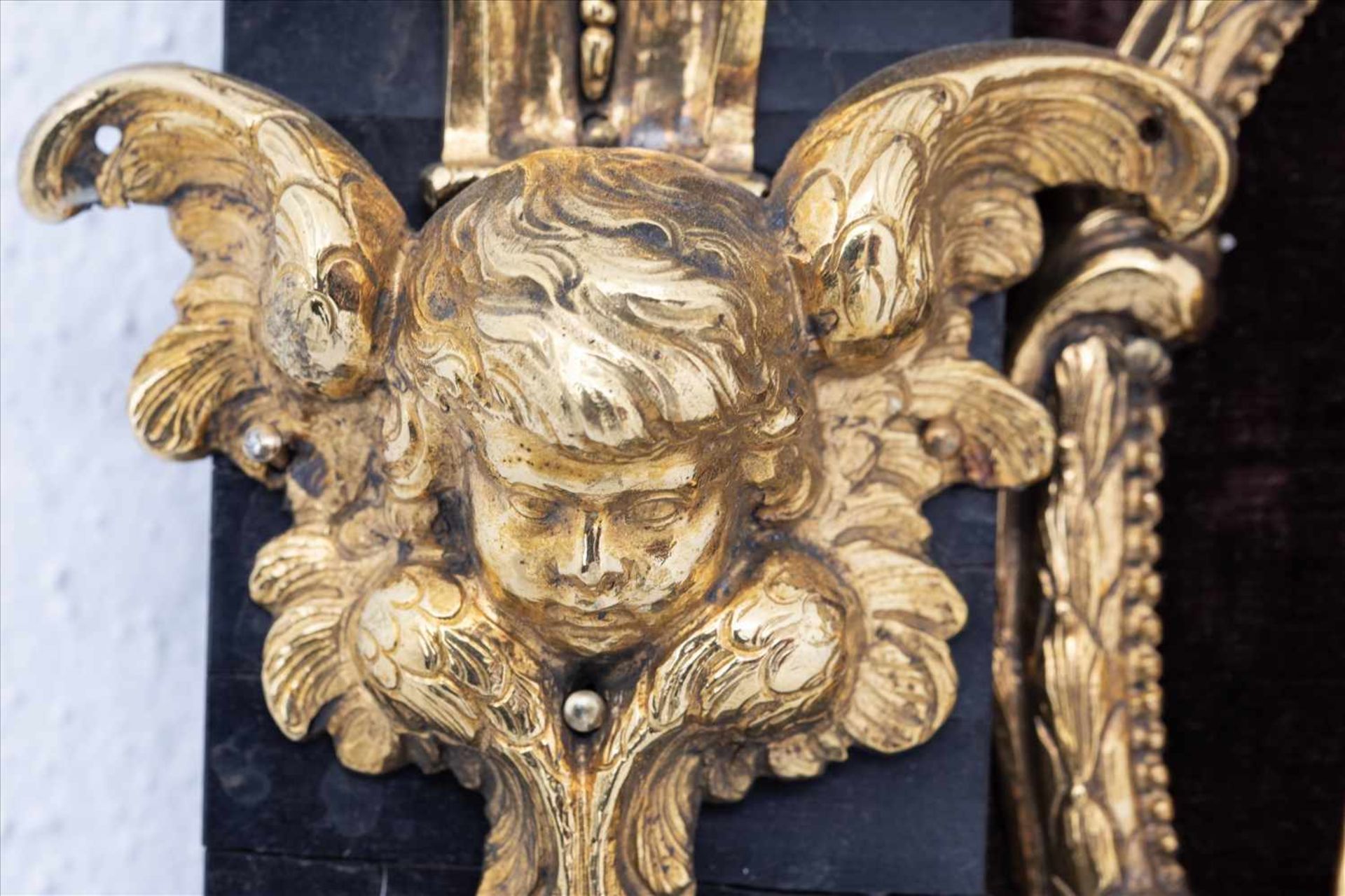 Barocker Hausaltar, Italien 17. Jh.Darstellung der Kreuzigung und Passion Christi, Bronze vergoldet, - Bild 7 aus 13
