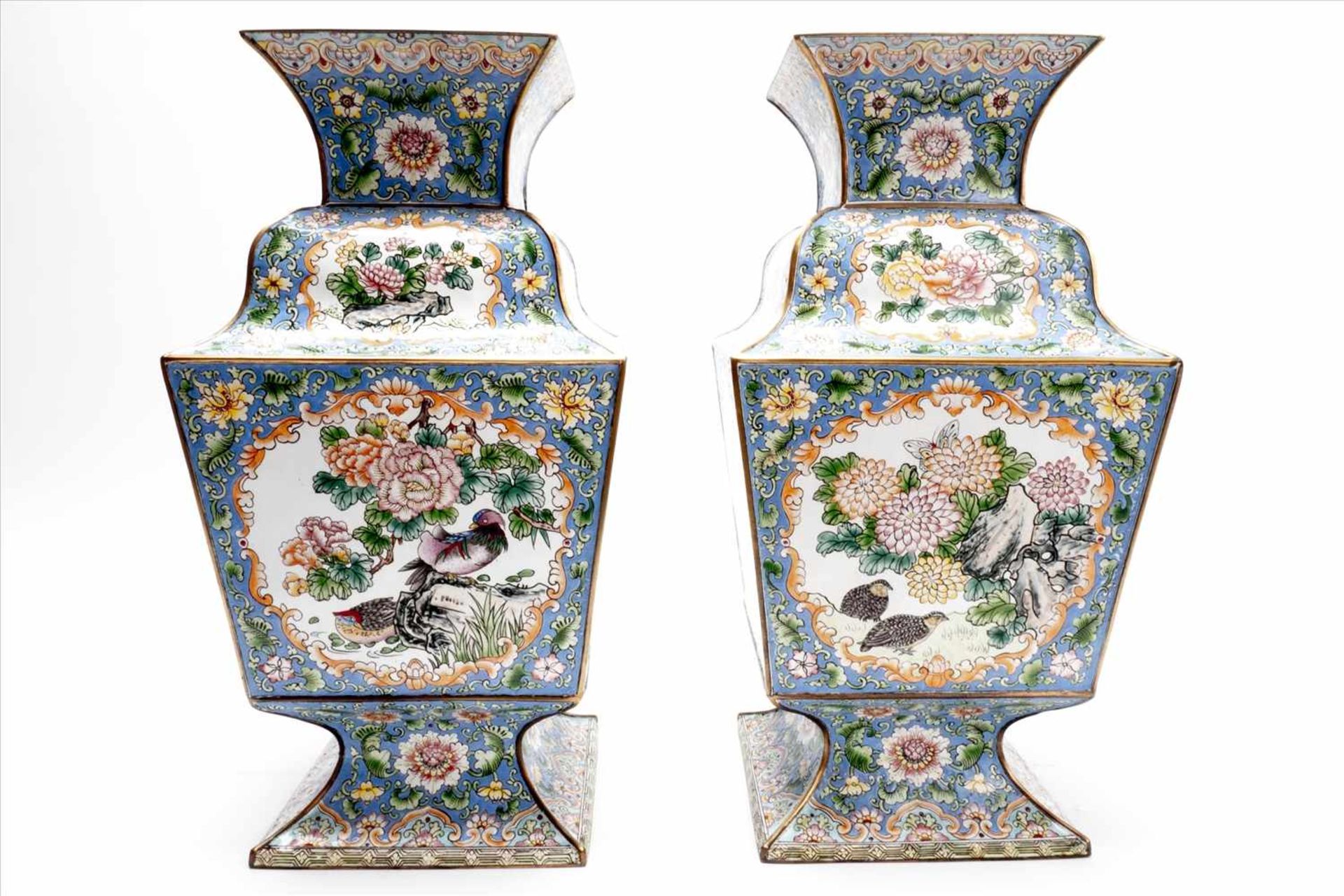 Paar asiatische EmailvasenTraumhaft bemalt mit Blumen und VögelnMaße: H38cmPair of Asian enamel