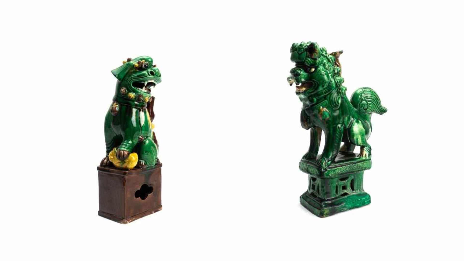 Paar Fu-Hunde/DrachenGrün glasiert, wohl 19. Jh.Maße: H25cmPair of Fu dogs/dragonsGreen glazing,