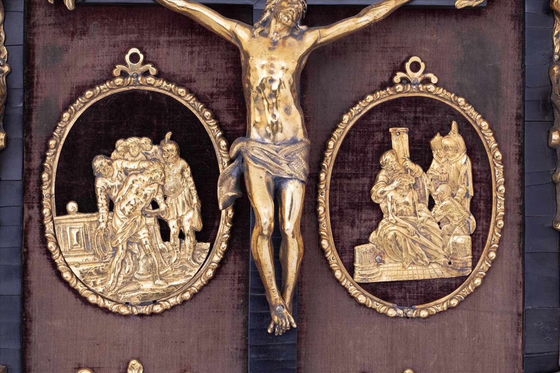 Barocker Hausaltar, Italien 17. Jh.Darstellung der Kreuzigung und Passion Christi, Bronze vergoldet, - Bild 4 aus 13