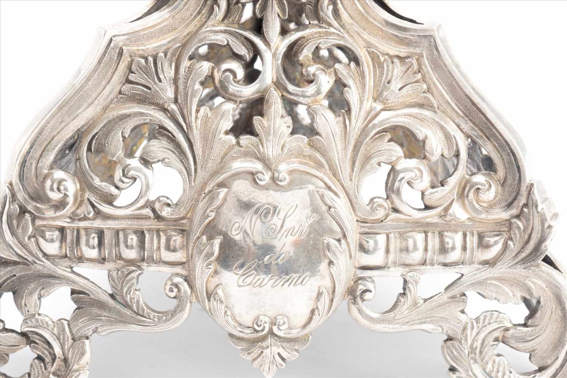 Paar prunkvolle Silber-GirandolenWohl Portugal 18. Jh., 3-flammig mit Wappen, außergewöhnlich - Bild 7 aus 8