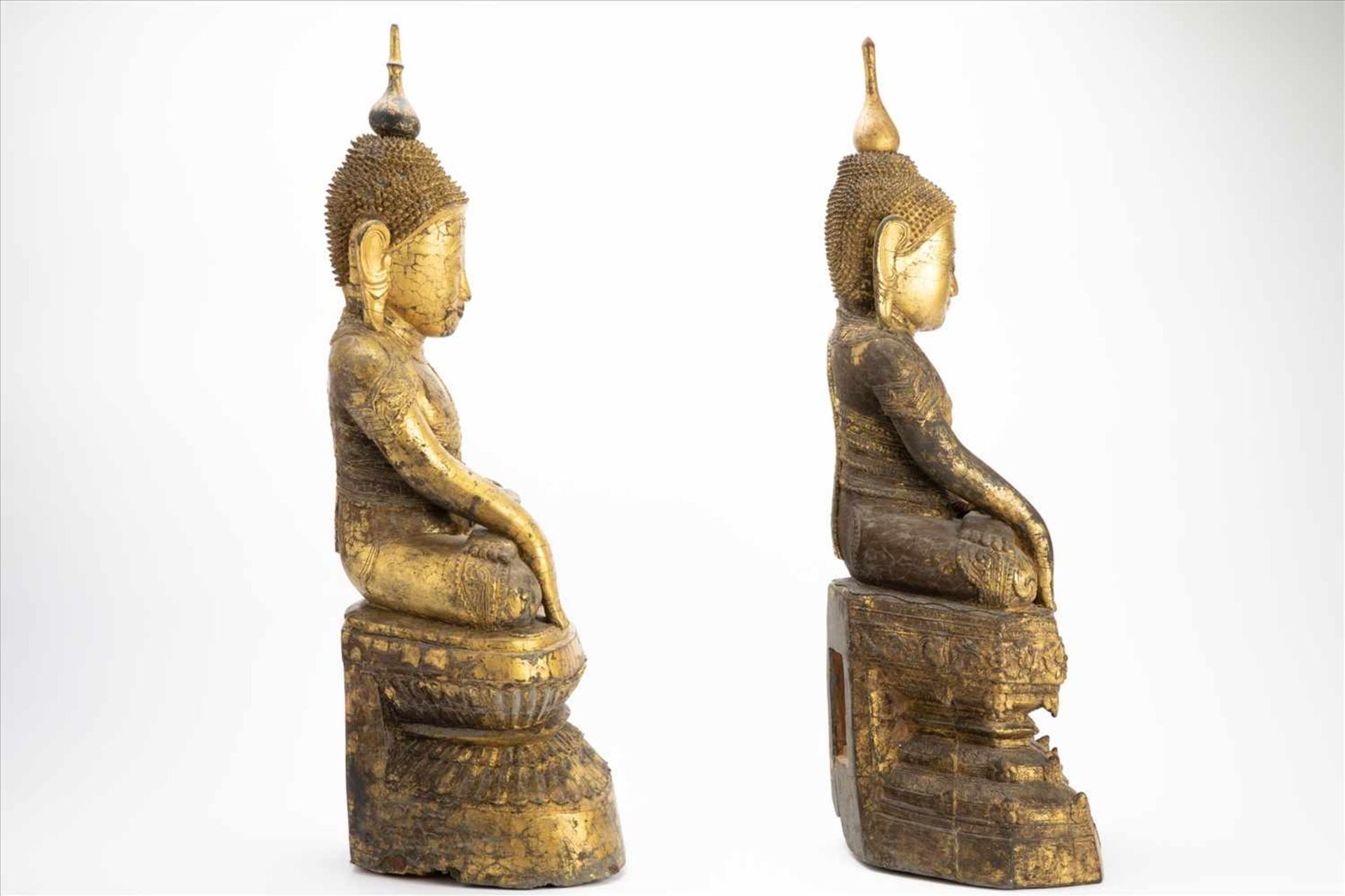 Paar bedeutende Buddhas Holz geschnitzt, goldene Lackfassung, wohl 17./18. Jh. Maße: H77 und - Bild 2 aus 10