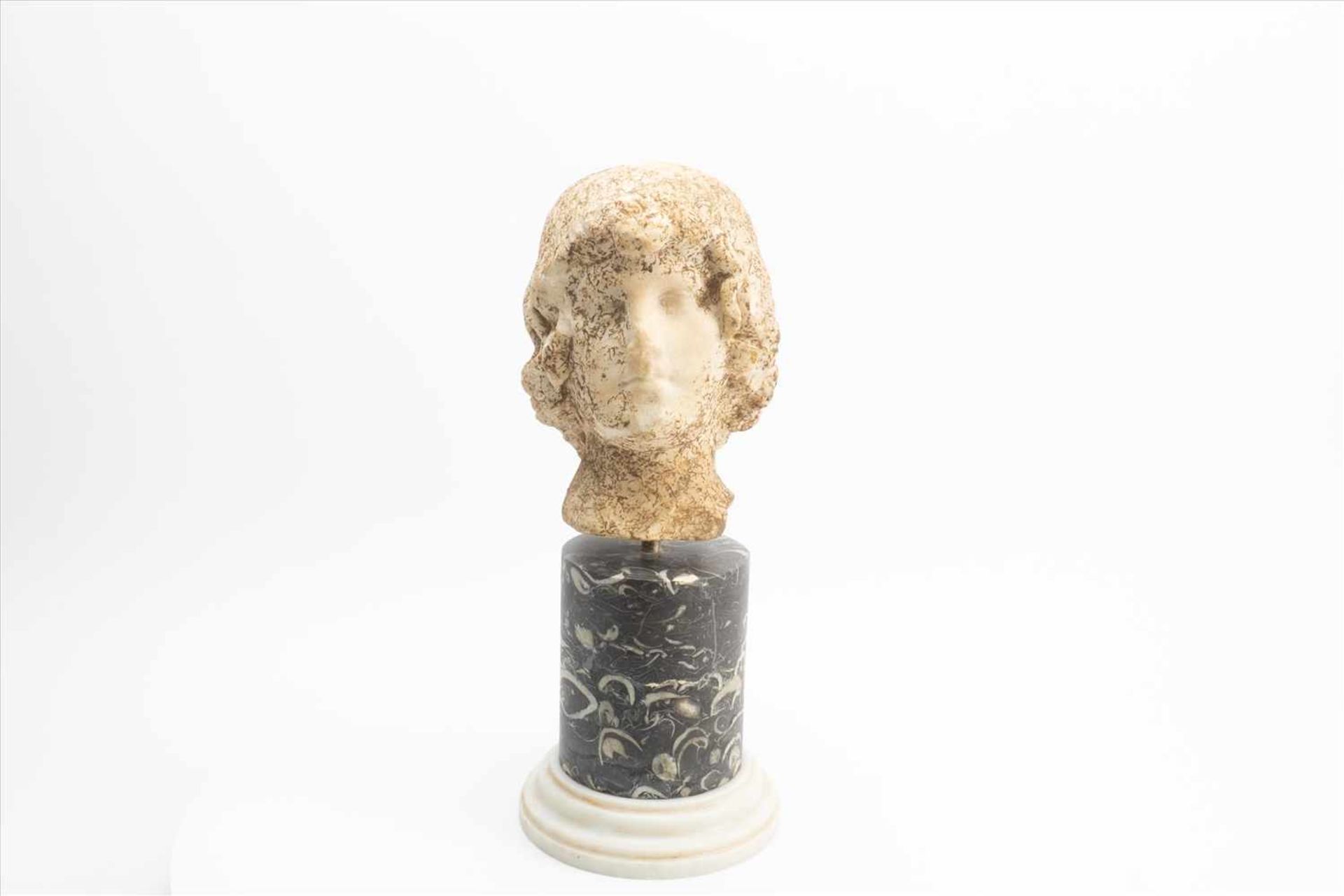 Marmorkopf wohl AusgrabungSockel ergänztMaße gesamt: H43cmMaße Kopf: H23cmMarble head, prob.