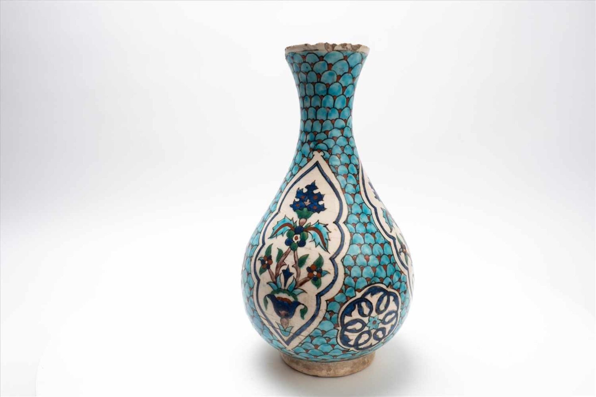 Traumhafte Vase Iznik, Türkei17./18.Jh. gest., besch.Maße: H29, D14cmGorgeous vase Iznik, - Bild 3 aus 8