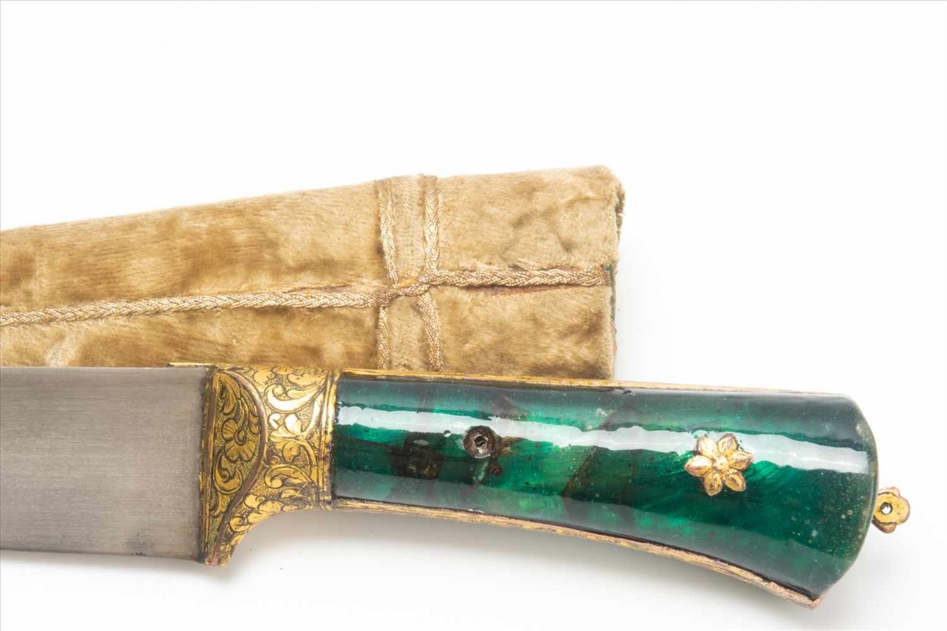 Indischer Prunkdolch Peshkabz mit ScabbardIndien 18.Jh., goldene Applikationen, grüner - Bild 3 aus 5