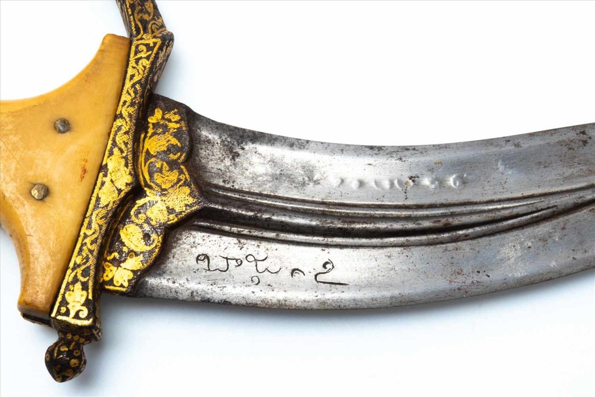 Vijayanagarìscher KönigsdolchSüdindien,17. Jh. oder früher, mit Beingriff, doppelter Klinge, sign. - Bild 3 aus 5