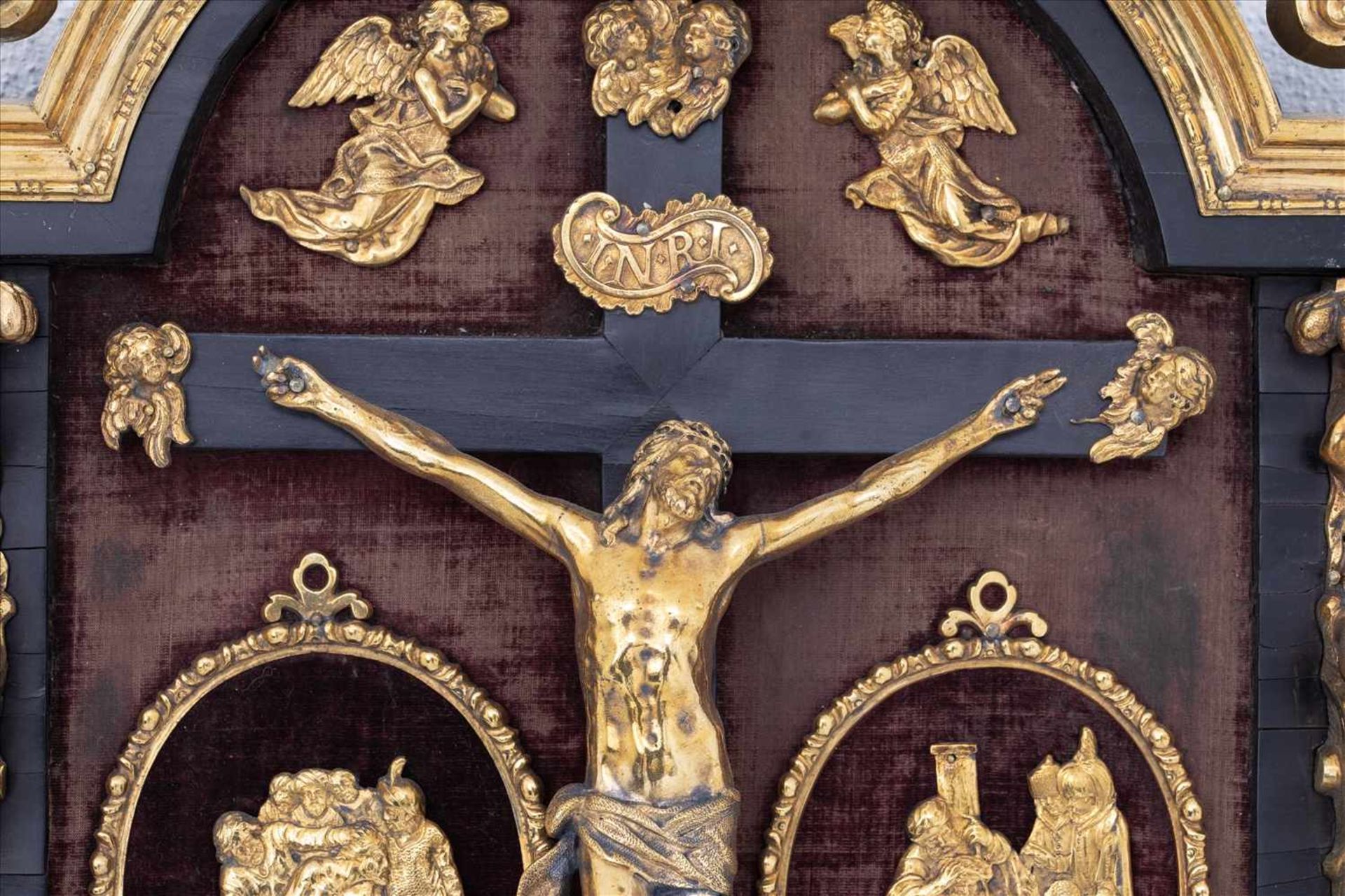 Barocker Hausaltar, Italien 17. Jh.Darstellung der Kreuzigung und Passion Christi, Bronze vergoldet, - Bild 3 aus 13