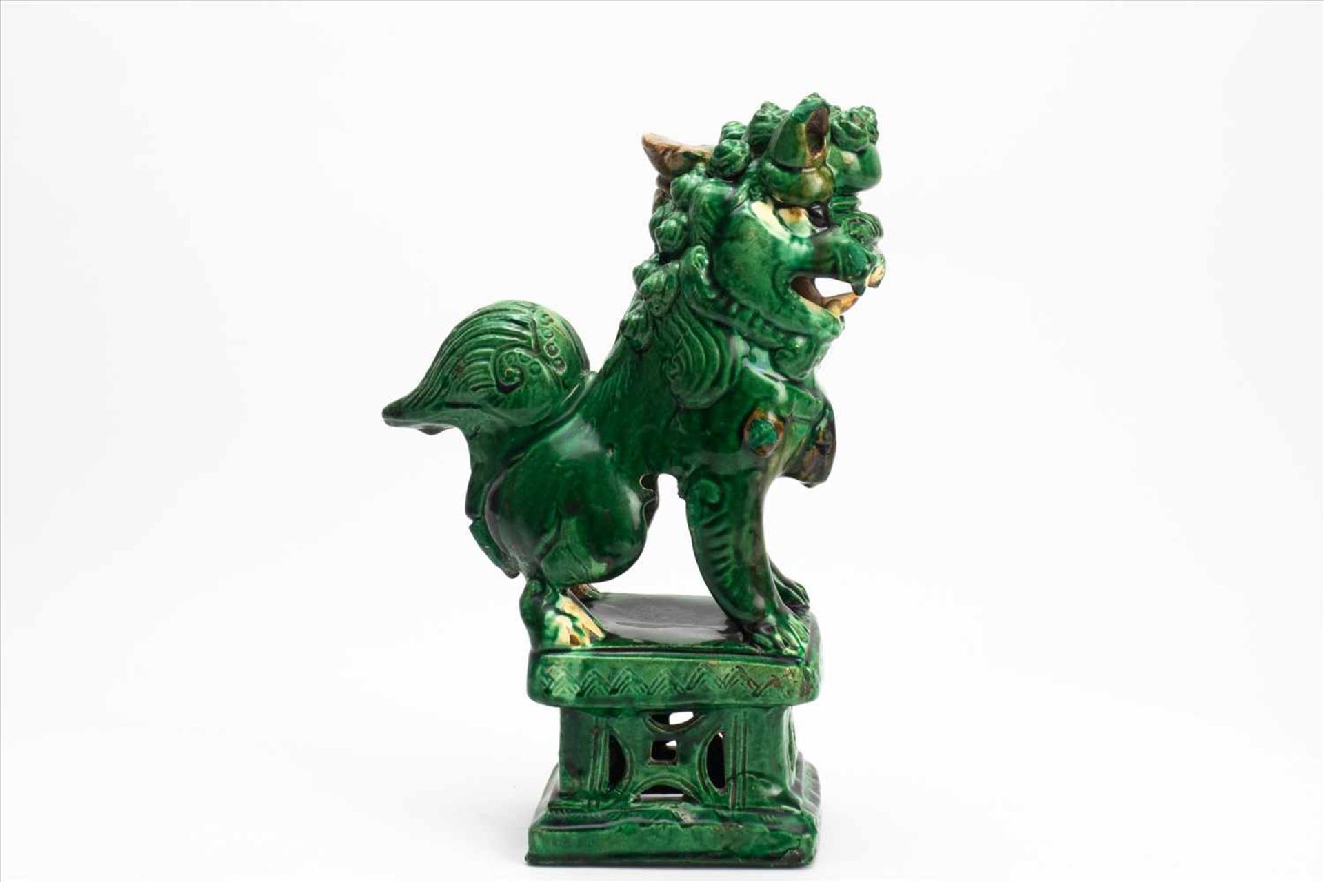 Paar Fu-Hunde/DrachenGrün glasiert, wohl 19. Jh.Maße: H25cmPair of Fu dogs/dragonsGreen glazing, - Bild 8 aus 11