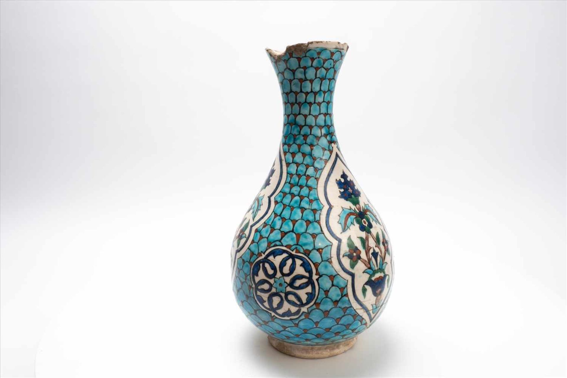 Traumhafte Vase Iznik, Türkei17./18.Jh. gest., besch.Maße: H29, D14cmGorgeous vase Iznik, - Bild 2 aus 8