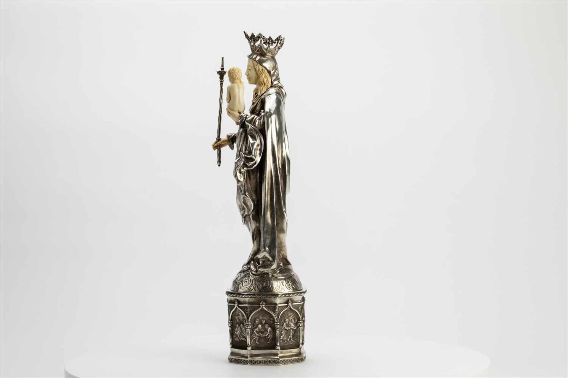 Grosse Silber-Madonnenfigur mit KindHanau um 1900, gem., Silber, Wilhelm Weinranck.Maße: - Bild 4 aus 10