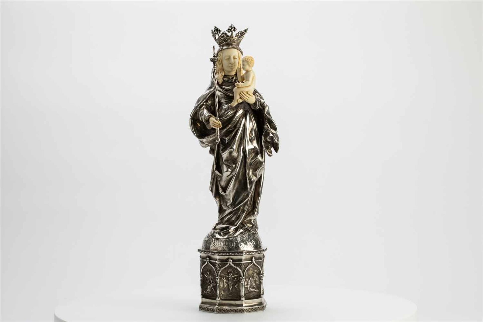 Grosse Silber-Madonnenfigur mit KindHanau um 1900, gem., Silber, Wilhelm Weinranck.Maße: - Bild 5 aus 10