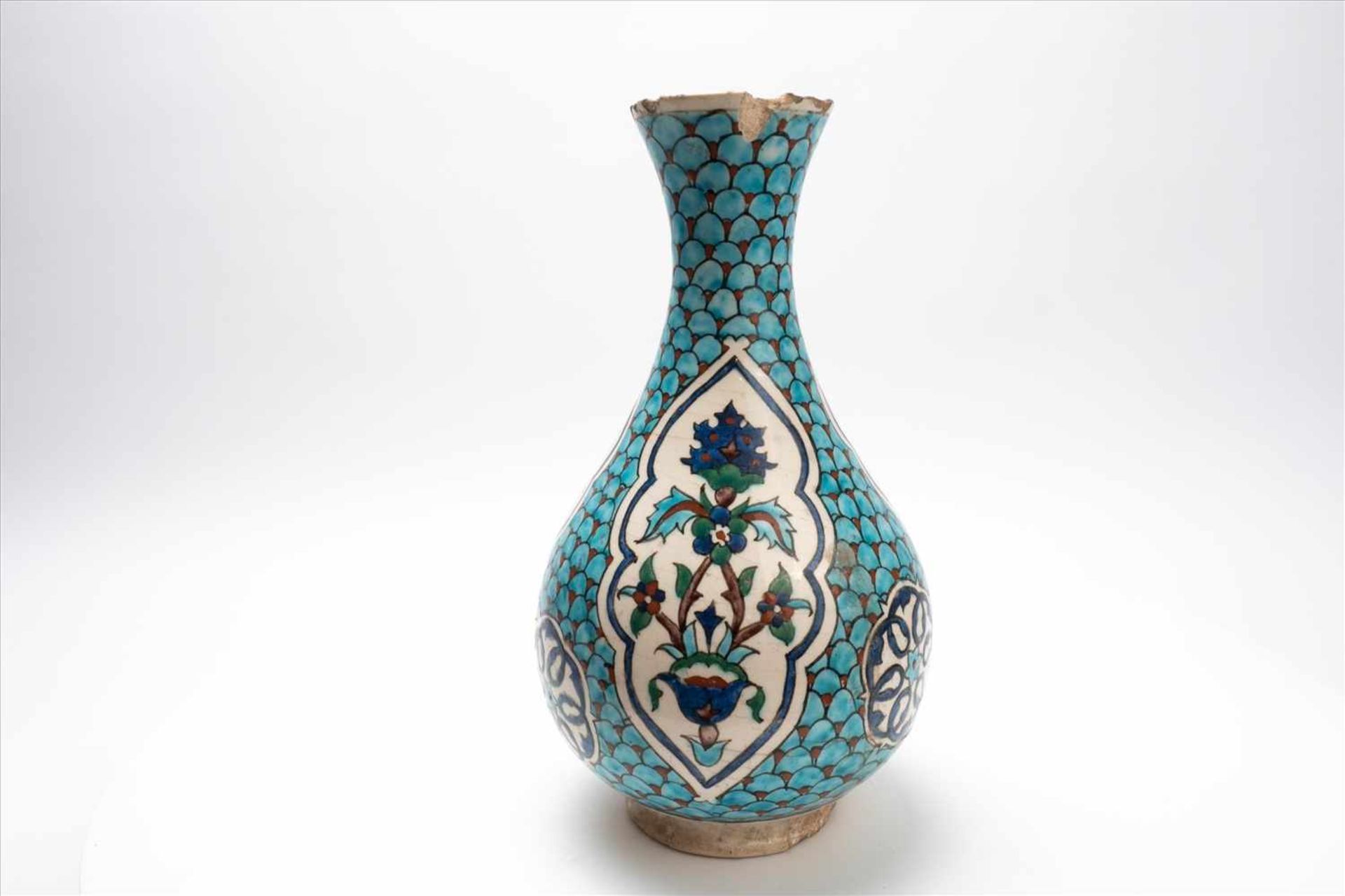 Traumhafte Vase Iznik, Türkei17./18.Jh. gest., besch.Maße: H29, D14cmGorgeous vase Iznik, - Bild 4 aus 8