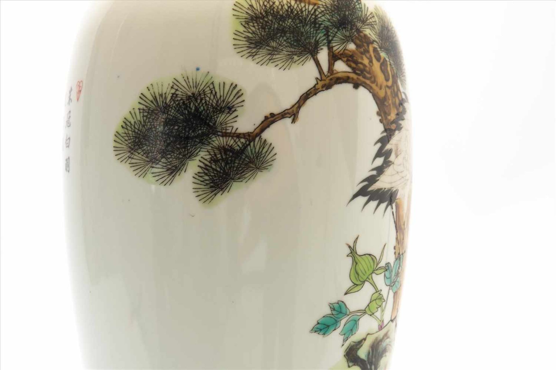 Porzellan-Lampe/VaseChina, wohl 19. Jh., mit Störchen bemalt, rückseitig Schriftzeichen.Maße Vase: - Bild 6 aus 7