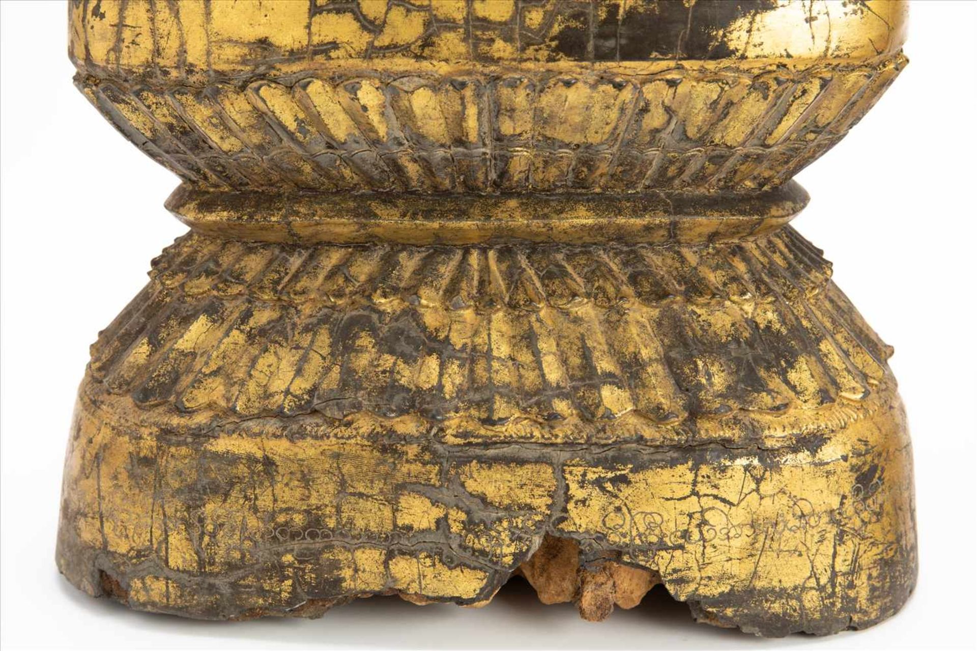 Paar bedeutende Buddhas Holz geschnitzt, goldene Lackfassung, wohl 17./18. Jh. Maße: H77 und - Bild 10 aus 10
