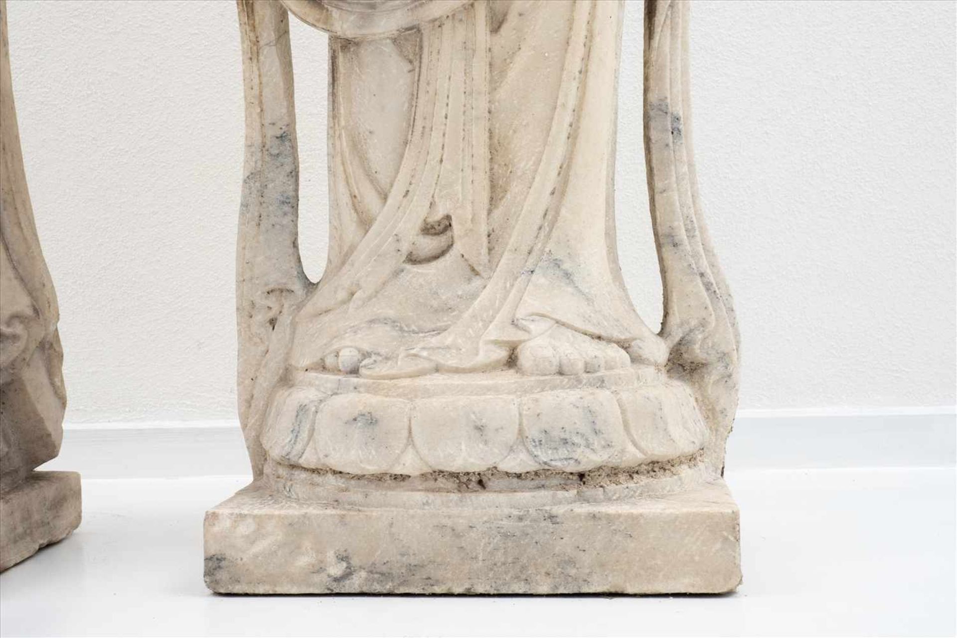 Paar stehende Guanyin "Göttinnen"China, wohl 18. Jh., weißer Marmor, besch.Maße: H ca. 1,30m.Pair of - Bild 5 aus 10