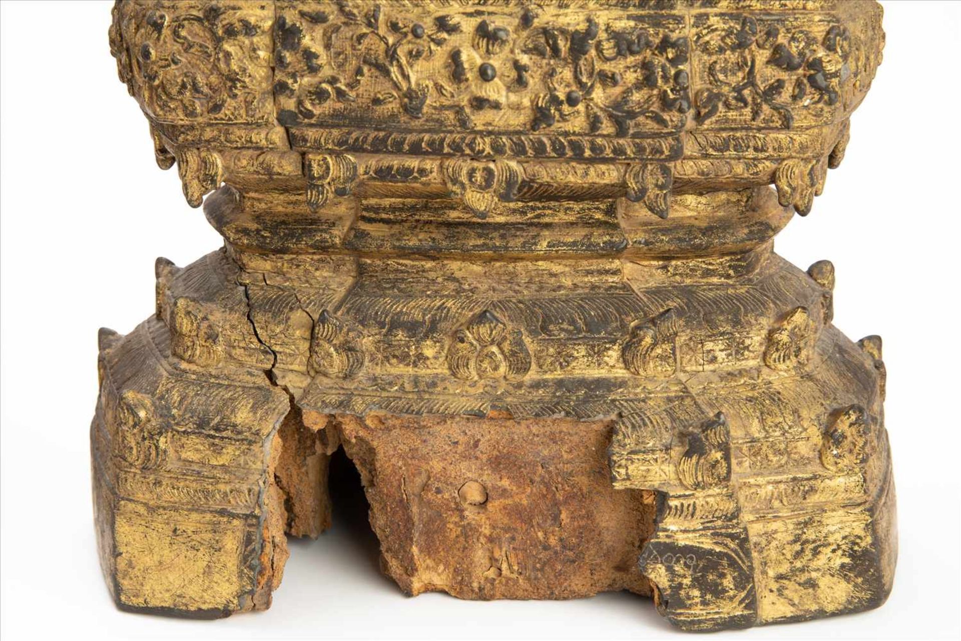 Paar bedeutende Buddhas Holz geschnitzt, goldene Lackfassung, wohl 17./18. Jh. Maße: H77 und - Bild 9 aus 10