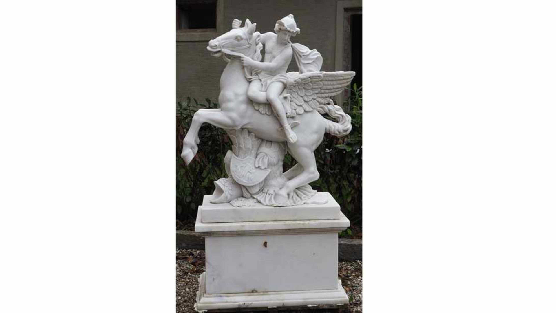 Pegasus-SkulpturCarraramarmor, Italien.Maße: H1,70 x B1,05 x T0,50m.Pegasus sculptureCarrara marble,