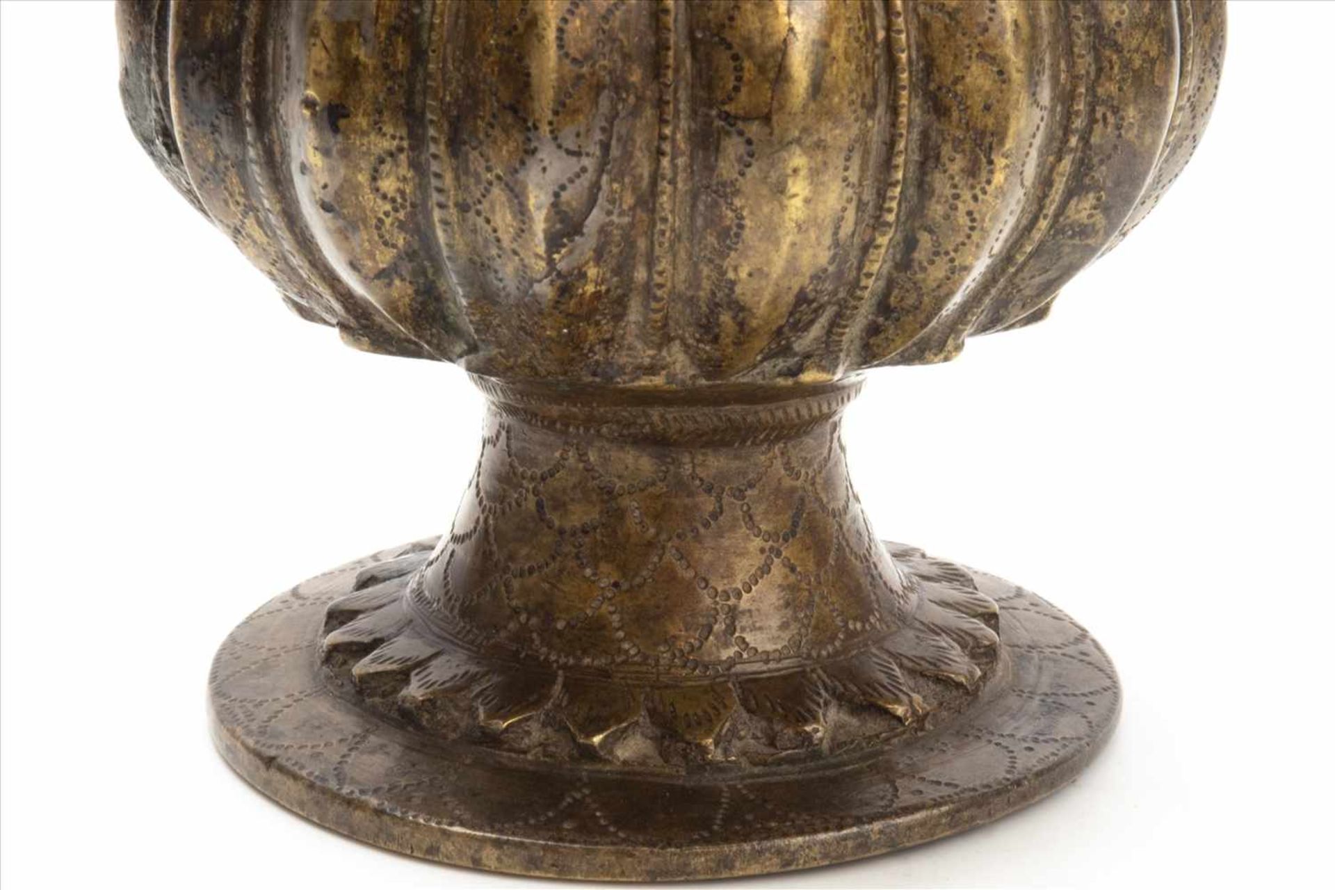 Renaissance Bronzevase16.Jh., verziert, ziseliert.Maße:H21, D11cmRenaissance bronze vase16th c., - Bild 4 aus 8