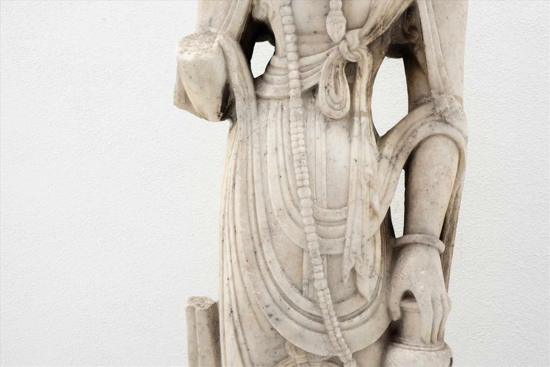 Paar stehende Guanyin "Göttinnen"China, wohl 18. Jh., weißer Marmor, besch.Maße: H ca. 1,30m.Pair of - Bild 8 aus 10