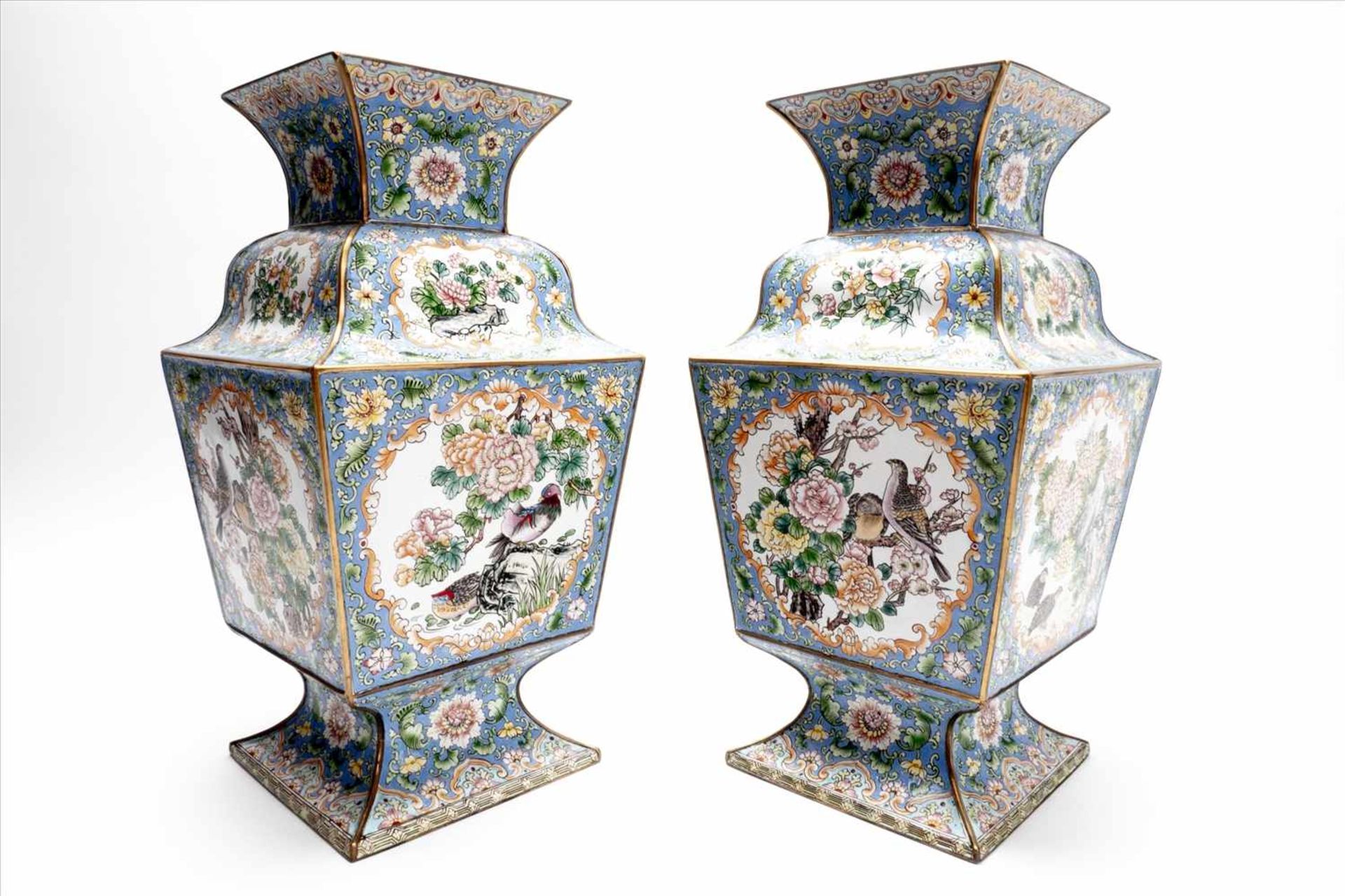 Paar asiatische EmailvasenTraumhaft bemalt mit Blumen und VögelnMaße: H38cmPair of Asian enamel - Bild 2 aus 13