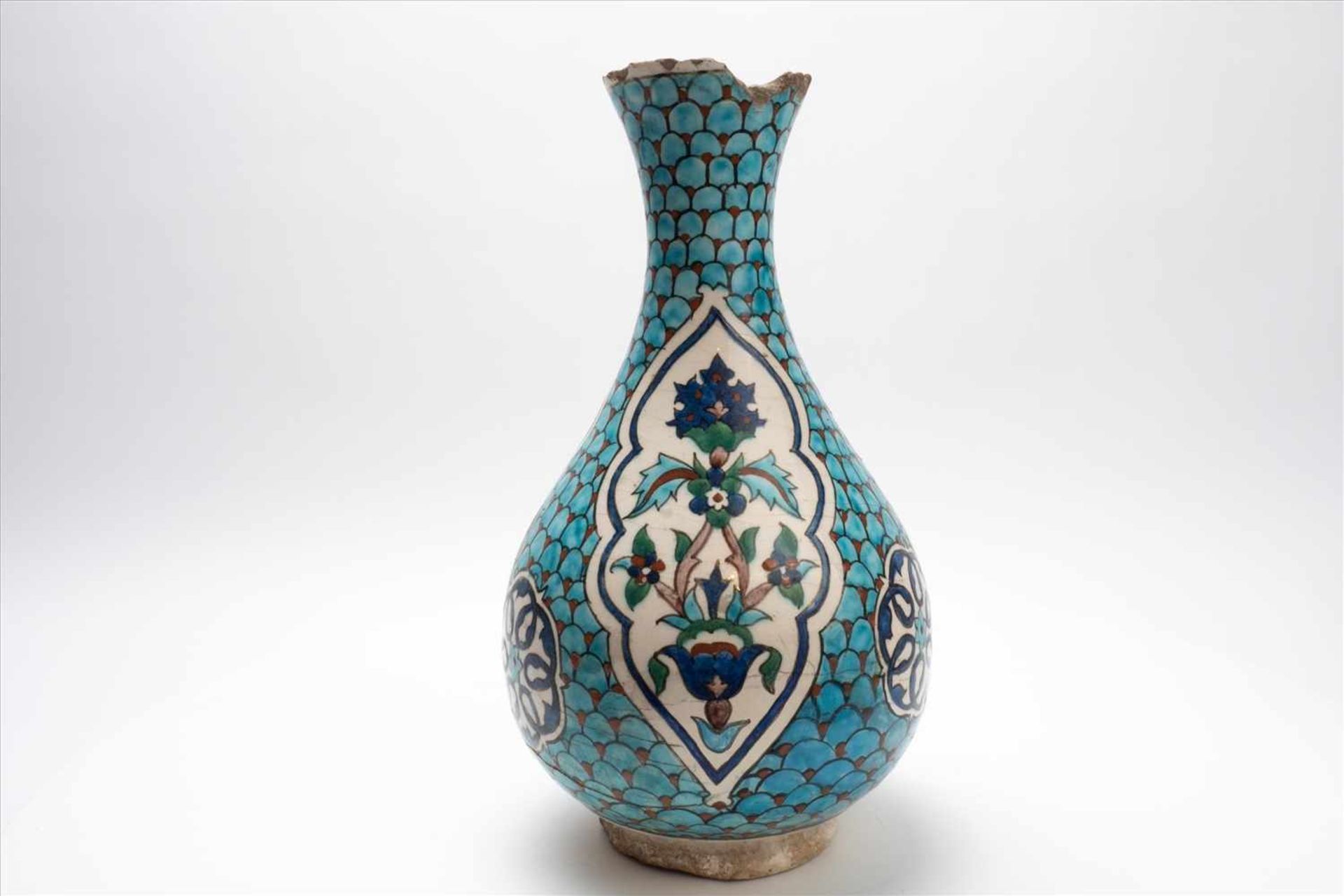 Traumhafte Vase Iznik, Türkei17./18.Jh. gest., besch.Maße: H29, D14cmGorgeous vase Iznik,