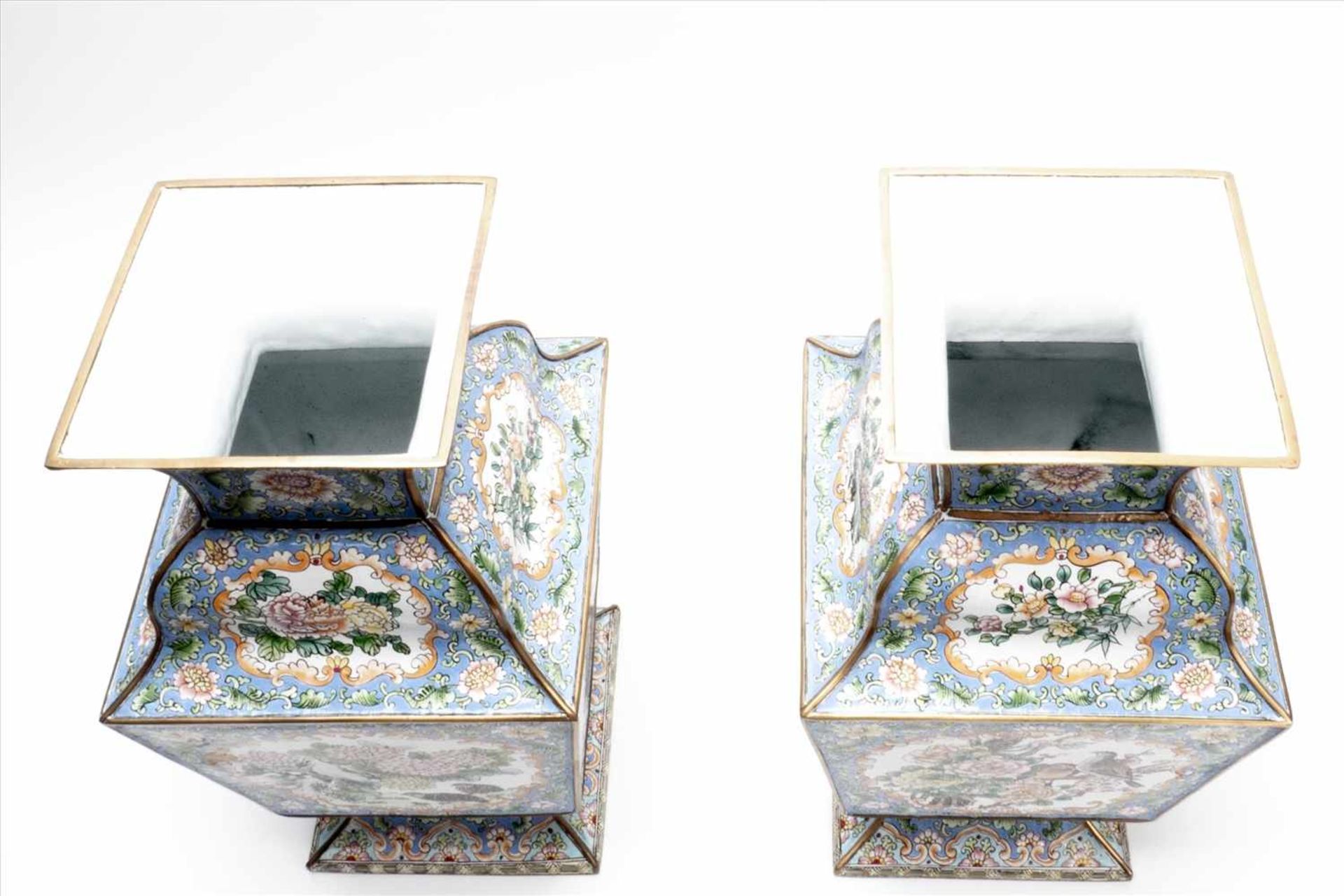 Paar asiatische EmailvasenTraumhaft bemalt mit Blumen und VögelnMaße: H38cmPair of Asian enamel - Bild 4 aus 13