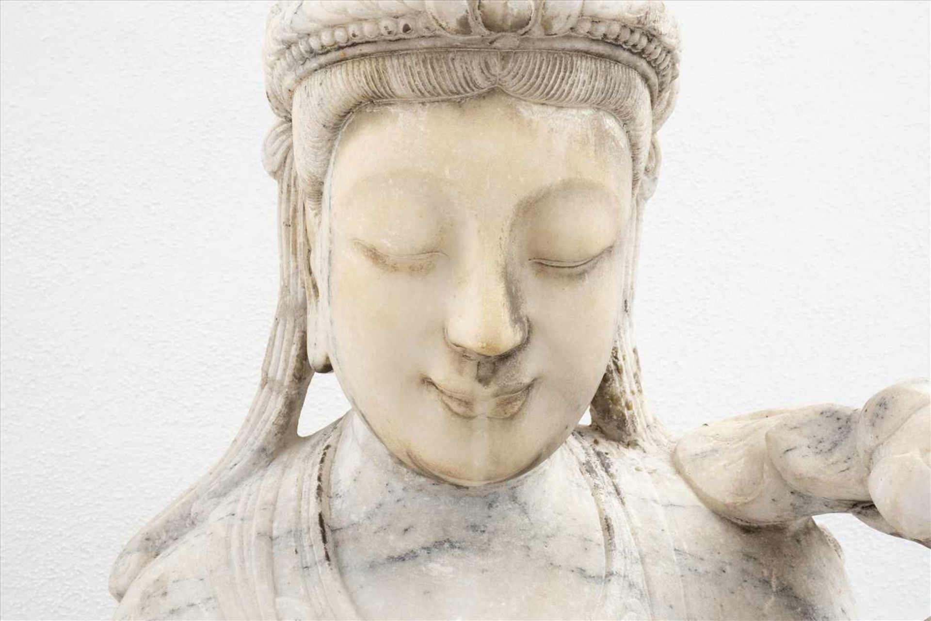 Paar stehende Guanyin "Göttinnen"China, wohl 18. Jh., weißer Marmor, besch.Maße: H ca. 1,30m.Pair of - Bild 3 aus 10