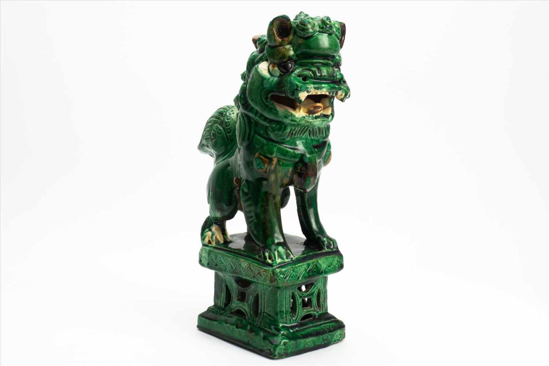 Paar Fu-Hunde/DrachenGrün glasiert, wohl 19. Jh.Maße: H25cmPair of Fu dogs/dragonsGreen glazing, - Bild 7 aus 11