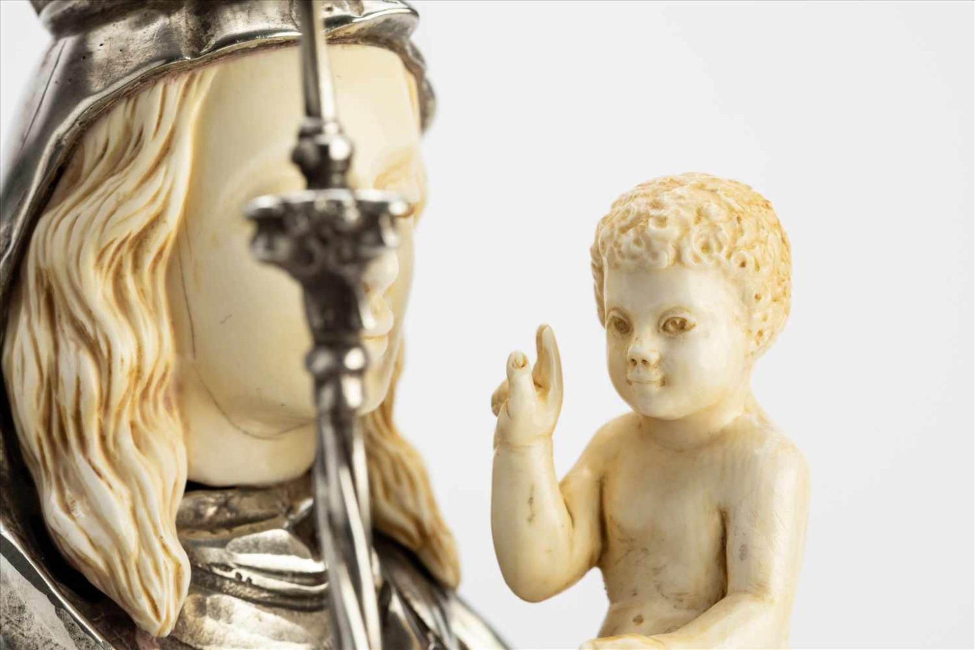 Grosse Silber-Madonnenfigur mit KindHanau um 1900, gem., Silber, Wilhelm Weinranck.Maße: - Bild 7 aus 10