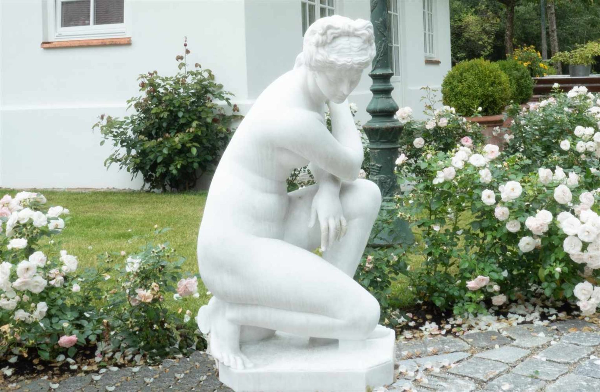 Marmorskulptur kniehender Akt/Venus19. Jh. Carraramarmor, Finger besch.Maße: H88 x B53 x T33cmMarble